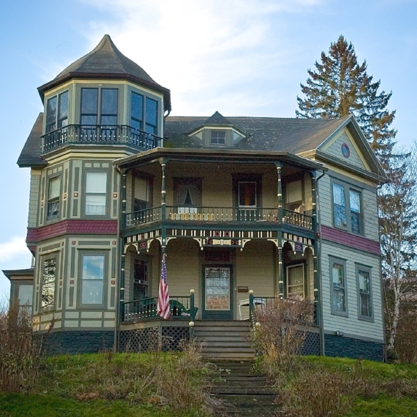 Catskill Lodge - Built in 1893 , our beautiful Queen Anne home offers historic charm, modern amenities, and a relaxed, communal feel. We are 2 miles from Windham Mtn, 7 miles from Hunter Mountain.