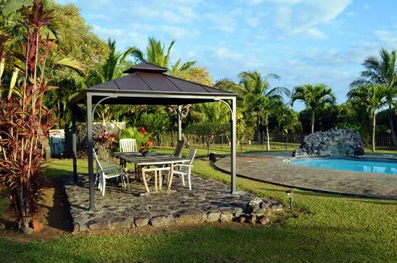 Maui Ocean Breezes Eco Retreat - Sunrise and sunset walks on Holokai road...swimming in the salt water pool...yoga and meditation in the hut overlooking the ocean and the jungle below.