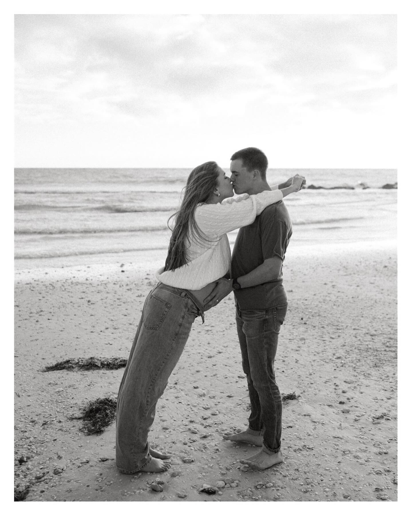 Love a little seaside maternity session. 🌊

A little mix of digital &amp; film. Can you spot the slide with film photos?

-

SufiaHuqPortraits.com
Destination wedding, elopement, &amp; portrait photographer based in Orlando.

-

Serving Orlando, Tam