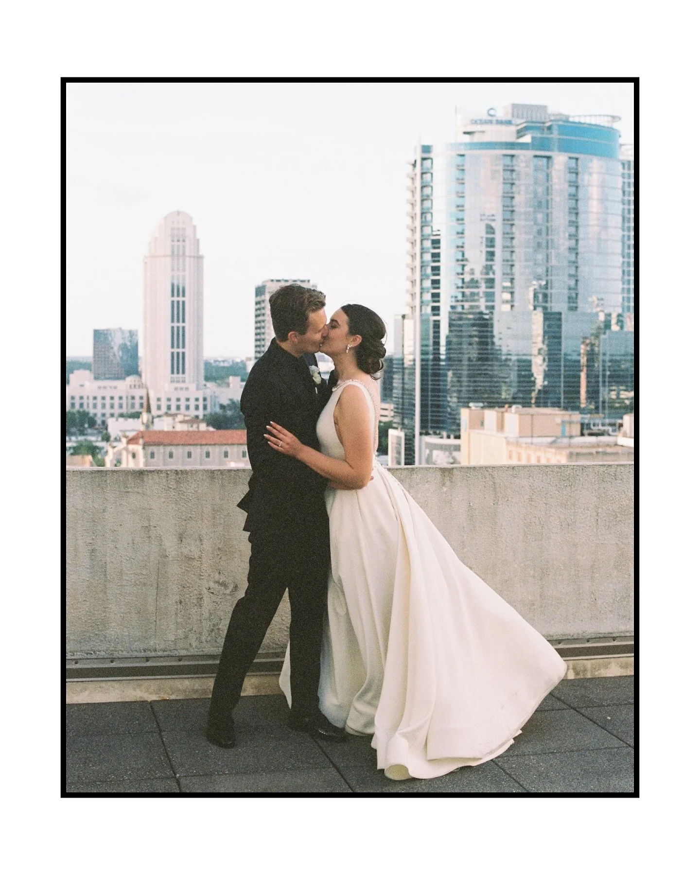 Film favorites from Emily &amp; Nicks rooftop wedding at @thebalconyorlando 🖤🎞️

🎞️ Developed/Scanned by @lakelandfilmlab 

Photographer: @stillsbysufia 
Planner: @theeventcompanyfl1 
Venue: @thebalconyorlando 
Florals: @avaeliseevents 
Rentals: @