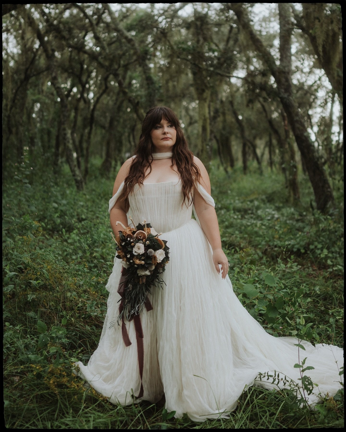 Giving all the ethereal witch energy ✨🖤

@brittanyjsteere 
- VENDORS - 
Venue | @sterlingeventvenue 
Planner | @rootstostems 
Photo | @stillsbysufia 
Hair &amp; Makeup | @haleyhmua 
⠀
🎞️ Stills by Sufia | Florida + Destination Weddings

StillsbySuf