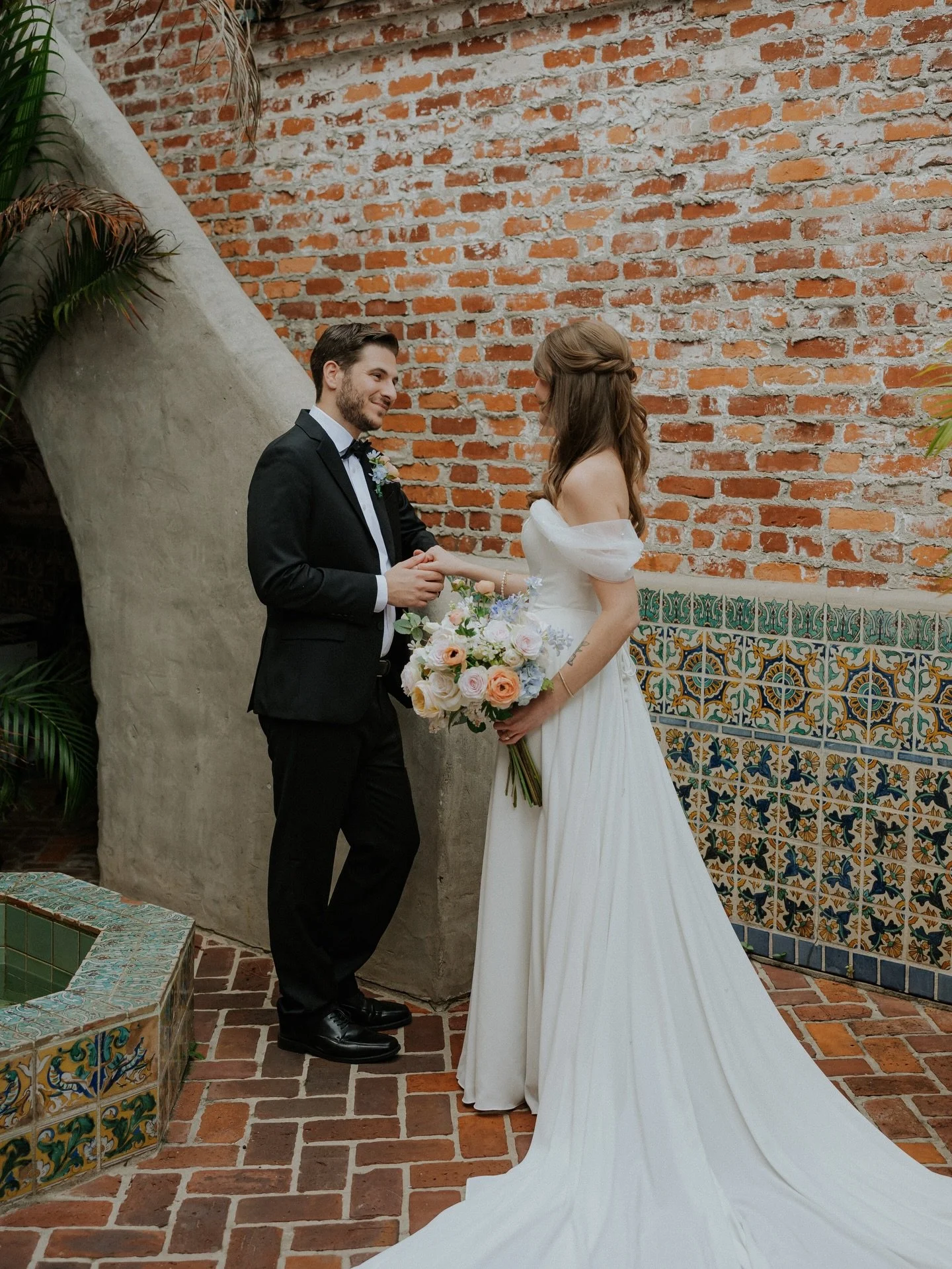 A few favorites from Alea &amp; Cody&rsquo;s wedding at @casafelizvenue 🌸

Vendors 
Coordinator: @eucalyptus.and.rose 
Venue: @casafelizvenue 
Florals: @sbblooms 
Makeup/hair: @kristysartistrydesignteam 

#winterparkweddingphotographer #orlandoweddi