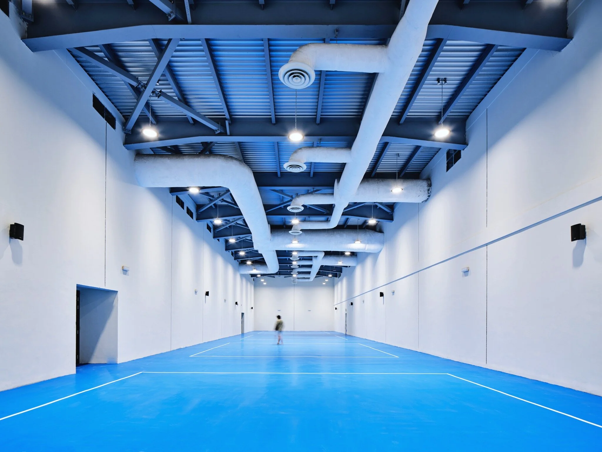  For the Judo and Fencing halls, we used a thick rubber mat flooring with polyurethane resin coating that is visually pleasing and durable. 