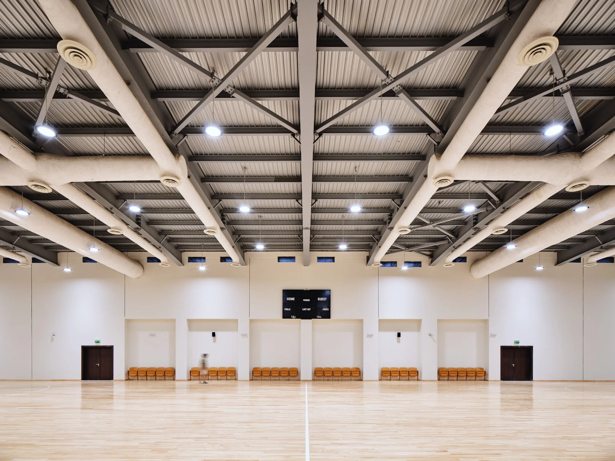  Grade 1 US Solid Maple wooden flooring is used in the courts, with a substructure plywood panels and rubber support to insure maximum durability. The exposed monolithic steel structure and stands in contrast to the human scale. 
