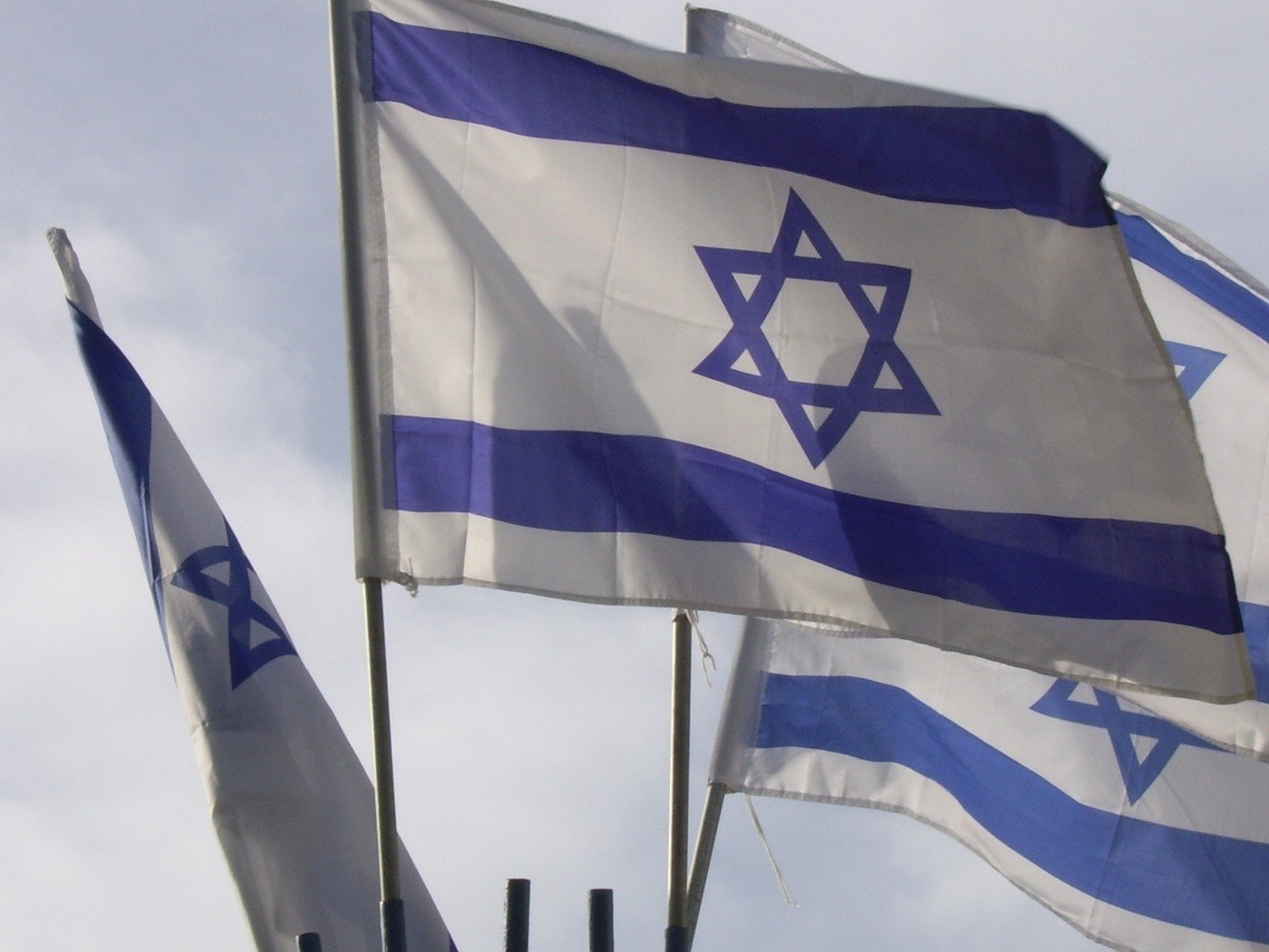 🇮🇱 Yom Ha&rsquo;atzmaut sameach! Happy Independence Day to Israel 🇮🇱

#yomhaatzmaut #israelindependenceday #yomhazikaron #jewishholiday #chagsameach #jewishmagazine #jewishrenaissance #jewishrenaissancemagazine #jewishlife #jewishcommunity #jewis