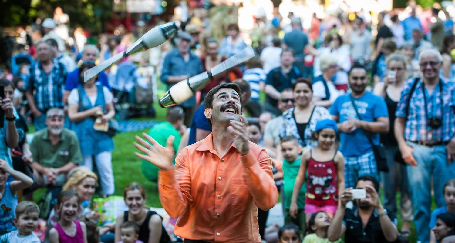 Jahresrückblick 2015
Viateha 2015 im Stadtpark am 2.07.2015.
Truppe aus Spanien "Elegants" wandert mit der Show durch die Wiese im Stadtpark.
//Foto: Pawel Sosnowski