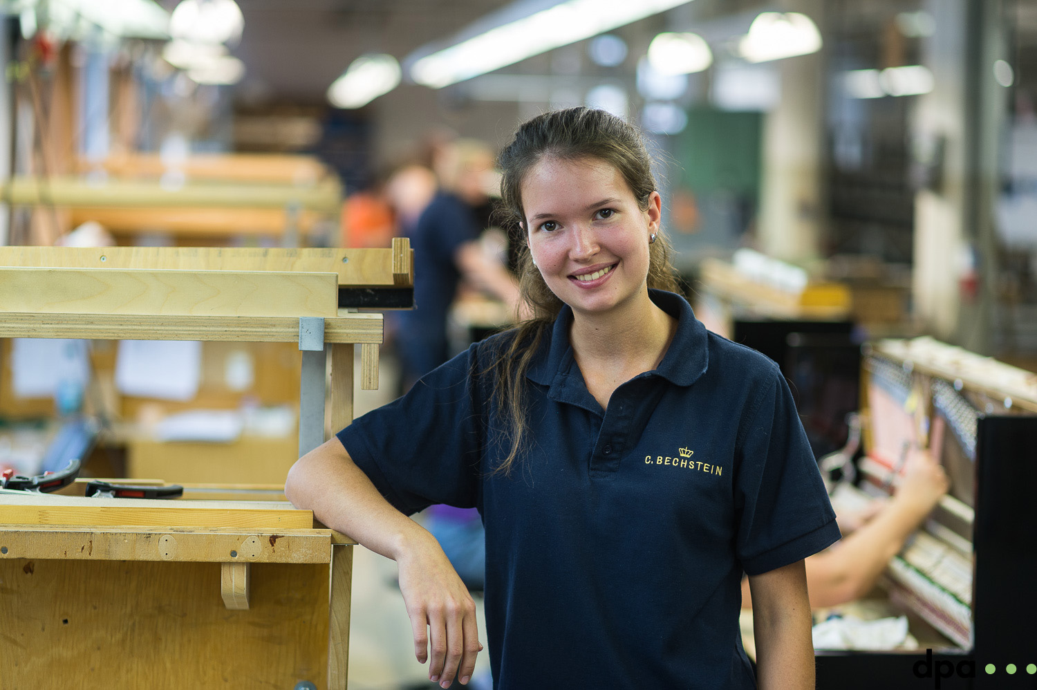  Auszubildende Paula Kiechle posiert fuer ein Foto in der technischen Pianoabteilung am 06.09.2017 in der C. Bechstein Pianofortefabrik AG in Seifhennersdorf (Sachsen). 
//Foto: Pawel Sosnowski 