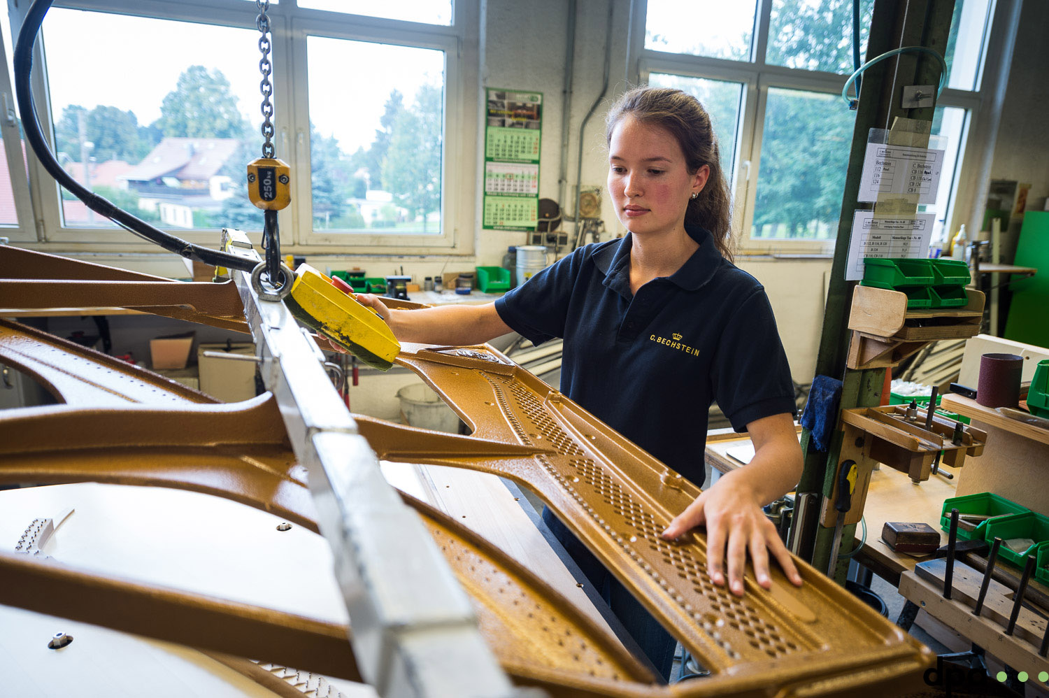  Auszubildende Paula Kiechle bei Gussplatte aufpassen in der Abteilung Klangkoerperbau am 06.09.2017 in der C. Bechstein Pianofortefabrik AG in Seifhennersdorf (Sachsen). 
//Foto: Pawel Sosnowski 