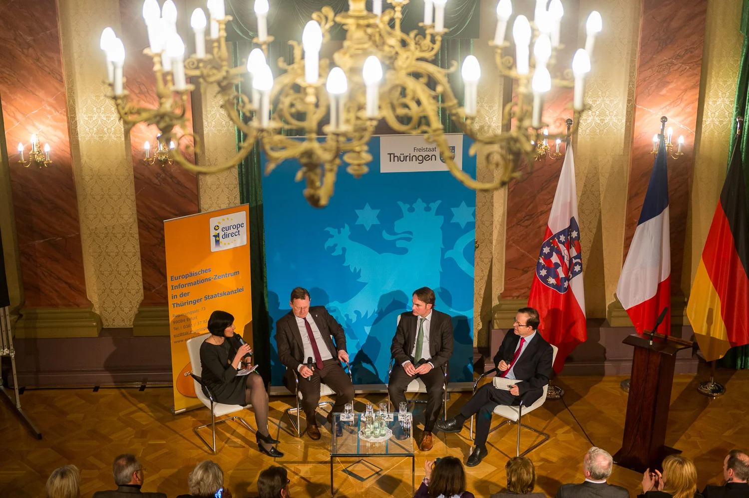 55 Jahre Élysée-Vertrag – Deutschland, Frankreich und die Zukunft Europas -
Informations- und Diskussionsveranstaltung am 22. Januar 2018.
Montag, 22. Januar 2018, Barocksaal, Thüringer Staatskanzlei, Erfurt.
Podiumsdiskussion mit Bodo Ramelow, Thüringer Ministerpräsident, Prof. Dr. Henri Ménudier, Université Paris III – Sorbonne Nouvelle, Paris und Ingo Espenschied, Diplom-Politologe, Produzent DOKULIVE.
Moderation
Blanka Weber, Freie Journalistin
//Foto: Pawel Sosnowski