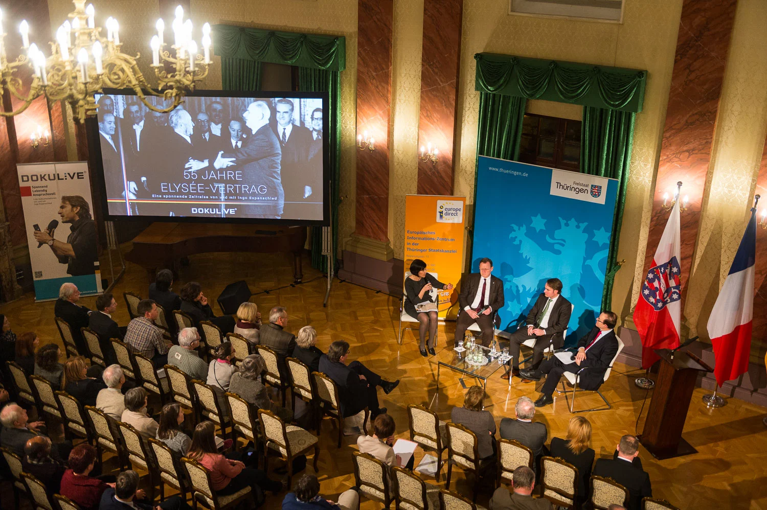 55 Jahre Élysée-Vertrag – Deutschland, Frankreich und die Zukunft Europas -
Informations- und Diskussionsveranstaltung am 22. Januar 2018.
Montag, 22. Januar 2018, Barocksaal, Thüringer Staatskanzlei, Erfurt.
Podiumsdiskussion mit Bodo Ramelow, Thüringer Ministerpräsident, Prof. Dr. Henri Ménudier, Université Paris III – Sorbonne Nouvelle, Paris und Ingo Espenschied, Diplom-Politologe, Produzent DOKULIVE.
Moderation
Blanka Weber, Freie Journalistin
//Foto: Pawel Sosnowski