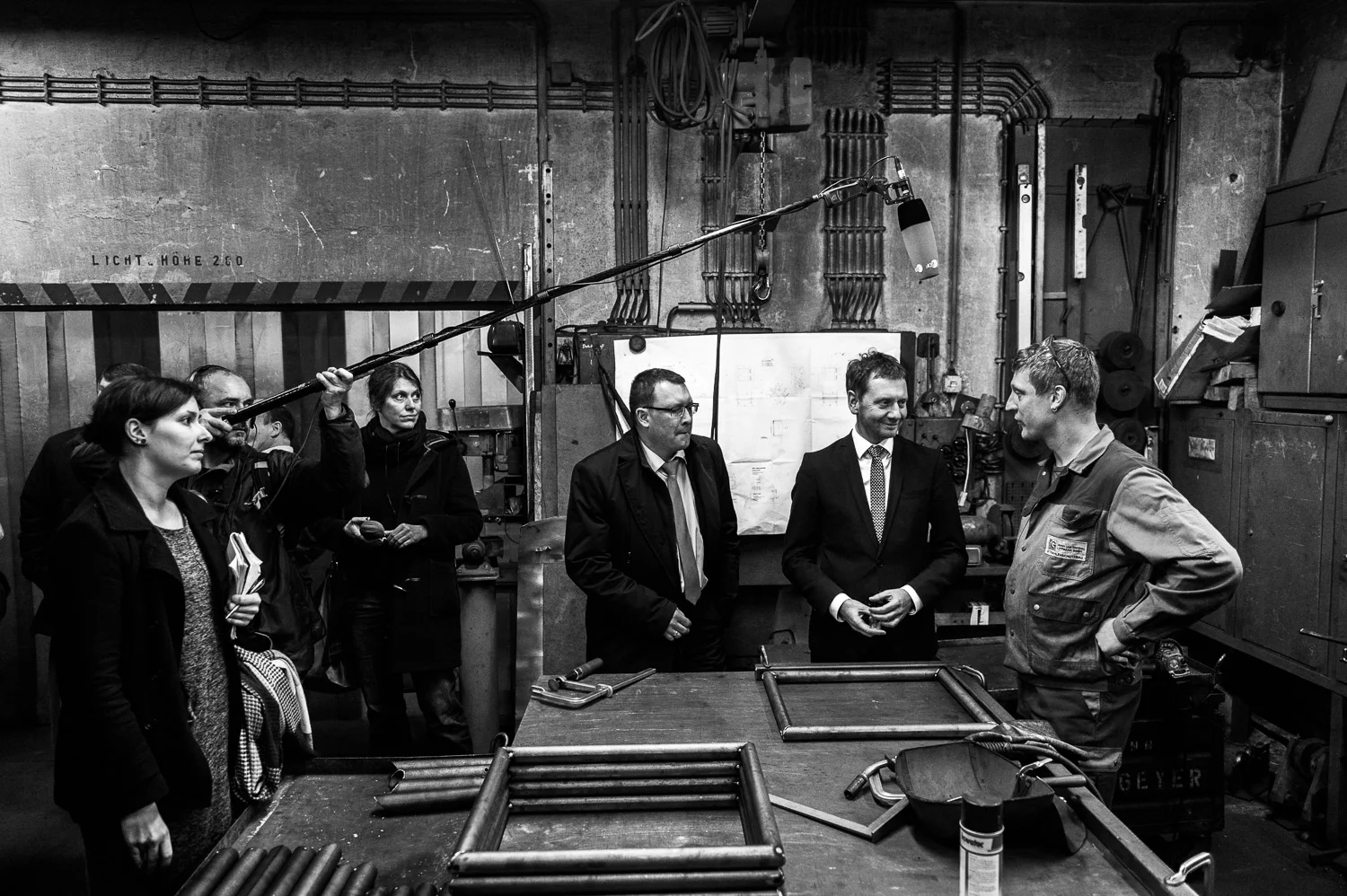 Michael Kretschmer, Ministerpraesident von Sachsen spricht mit Michael Loetsch beim Unternehmensbesuch der Metall- und Stahlbau Lippmann in Geyer, 05.02.2018
//Foto: Pawel Sosnowski www.pawelsosnowski.com