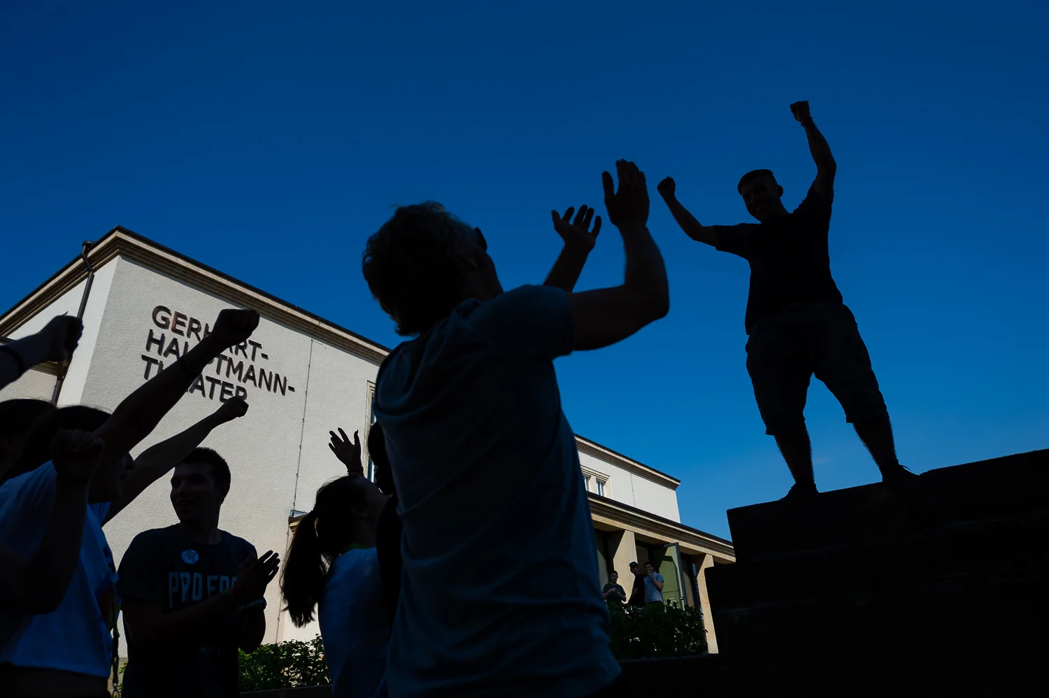 Zittau, 06.06.2018. Gerhart-Hauptmann-Theater Goerlitz-Zittau.
Internationales PASCH-Schuelertheaterfestival.
»Was? Schon 10 Jahre?!?« – Geschichten von der Zeit, wie sie vergeht und was das mit uns macht.
Auf dem abwechslungsreichen viertaegigen Programm steht naturgemaess auch die interkulturelle, spielerische Begegnung der Schuelerinnen und Schueler aus den verschiedenen Laendern.
Das Theaterfestival 2018 wird in Kooperation mit dem Gerhart-Hauptmann-Theater Zittau durchgefuehrt, das ueber langjaehrige internationale Kooperationserfahrungen verfuegt und insbesondere im Rahmen der Initiative J-O-S, die ihren Namen den Initialen der drei markanten Berge des Dreilaenderecks Jested (Jeschken) - Oybin - Sniezka (Schneekoppe) verdankt, junge Theatermacher/innen aus Deutschland, Tschechien und Polen zusammenbringt. Und dieses Jahr spielen – dank PASCH – noch drei weitere Laender Mittelosteuropas mit: die Slowakei, Litauen und schliesslich Ungarn, das mit zwei Theatergruppen der Fit-Schulen Revai Miklos Gimnazium Gyor und Kossuth Lajos Gimnazium Debrecen stark vertreten ist.
Das PASCH-Theaterfestival der Fit-Schulen Mittelosteuropas findet 2018 im Rahmen der Feierlichkeiten zum 10-jaehrigen Jubilaeum der PASCH-Initiative statt.
//Foto: Pawel Sosnowski www.pawelsosnowski.com