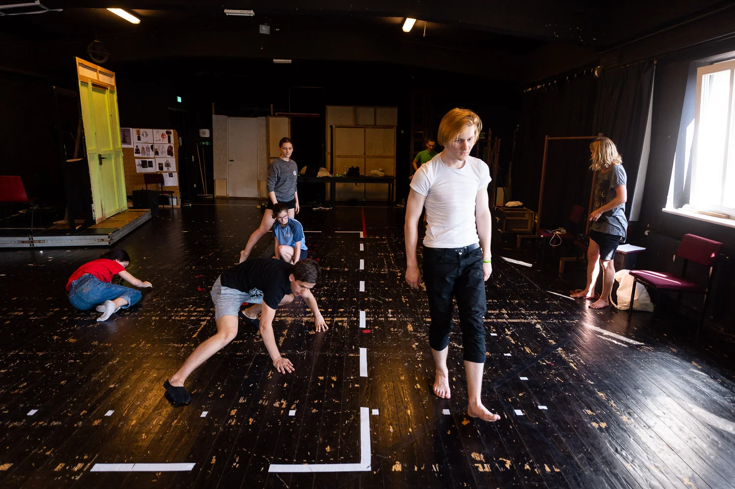 Zittau, 06.06.2018. Gerhart-Hauptmann-Theater Goerlitz-Zittau.
Internationales PASCH-Schuelertheaterfestival.
»Was? Schon 10 Jahre?!?« – Geschichten von der Zeit, wie sie vergeht und was das mit uns macht.
Auf dem abwechslungsreichen viertaegigen Programm steht naturgemaess auch die interkulturelle, spielerische Begegnung der Schuelerinnen und Schueler aus den verschiedenen Laendern.
Das Theaterfestival 2018 wird in Kooperation mit dem Gerhart-Hauptmann-Theater Zittau durchgefuehrt, das ueber langjaehrige internationale Kooperationserfahrungen verfuegt und insbesondere im Rahmen der Initiative J-O-S, die ihren Namen den Initialen der drei markanten Berge des Dreilaenderecks Jested (Jeschken) - Oybin - Sniezka (Schneekoppe) verdankt, junge Theatermacher/innen aus Deutschland, Tschechien und Polen zusammenbringt. Und dieses Jahr spielen – dank PASCH – noch drei weitere Laender Mittelosteuropas mit: die Slowakei, Litauen und schliesslich Ungarn, das mit zwei Theatergruppen der Fit-Schulen Revai Miklos Gimnazium Gyor und Kossuth Lajos Gimnazium Debrecen stark vertreten ist.
Das PASCH-Theaterfestival der Fit-Schulen Mittelosteuropas findet 2018 im Rahmen der Feierlichkeiten zum 10-jaehrigen Jubilaeum der PASCH-Initiative statt.
//Foto: Pawel Sosnowski www.pawelsosnowski.com