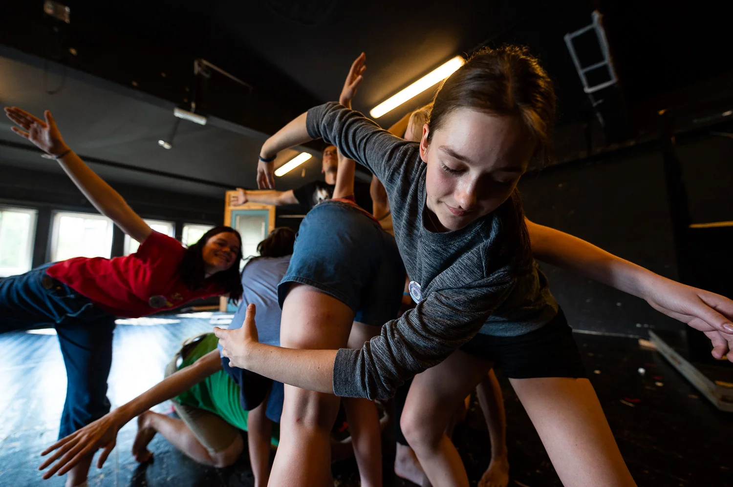 Zittau, 06.06.2018. Gerhart-Hauptmann-Theater Goerlitz-Zittau.
Internationales PASCH-Schuelertheaterfestival.
»Was? Schon 10 Jahre?!?« – Geschichten von der Zeit, wie sie vergeht und was das mit uns macht.
Auf dem abwechslungsreichen viertaegigen Programm steht naturgemaess auch die interkulturelle, spielerische Begegnung der Schuelerinnen und Schueler aus den verschiedenen Laendern.
Das Theaterfestival 2018 wird in Kooperation mit dem Gerhart-Hauptmann-Theater Zittau durchgefuehrt, das ueber langjaehrige internationale Kooperationserfahrungen verfuegt und insbesondere im Rahmen der Initiative J-O-S, die ihren Namen den Initialen der drei markanten Berge des Dreilaenderecks Jested (Jeschken) - Oybin - Sniezka (Schneekoppe) verdankt, junge Theatermacher/innen aus Deutschland, Tschechien und Polen zusammenbringt. Und dieses Jahr spielen – dank PASCH – noch drei weitere Laender Mittelosteuropas mit: die Slowakei, Litauen und schliesslich Ungarn, das mit zwei Theatergruppen der Fit-Schulen Revai Miklos Gimnazium Gyor und Kossuth Lajos Gimnazium Debrecen stark vertreten ist.
Das PASCH-Theaterfestival der Fit-Schulen Mittelosteuropas findet 2018 im Rahmen der Feierlichkeiten zum 10-jaehrigen Jubilaeum der PASCH-Initiative statt.
//Foto: Pawel Sosnowski www.pawelsosnowski.com