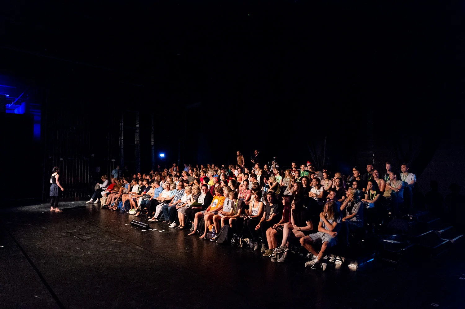 Zittau, 06.06.2018. Gerhart-Hauptmann-Theater Goerlitz-Zittau.
Internationales PASCH-Schuelertheaterfestival.
»Was? Schon 10 Jahre?!?« – Geschichten von der Zeit, wie sie vergeht und was das mit uns macht.
Auf dem abwechslungsreichen viertaegigen Programm steht naturgemaess auch die interkulturelle, spielerische Begegnung der Schuelerinnen und Schueler aus den verschiedenen Laendern.
Das Theaterfestival 2018 wird in Kooperation mit dem Gerhart-Hauptmann-Theater Zittau durchgefuehrt, das ueber langjaehrige internationale Kooperationserfahrungen verfuegt und insbesondere im Rahmen der Initiative J-O-S, die ihren Namen den Initialen der drei markanten Berge des Dreilaenderecks Jested (Jeschken) - Oybin - Sniezka (Schneekoppe) verdankt, junge Theatermacher/innen aus Deutschland, Tschechien und Polen zusammenbringt. Und dieses Jahr spielen – dank PASCH – noch drei weitere Laender Mittelosteuropas mit: die Slowakei, Litauen und schliesslich Ungarn, das mit zwei Theatergruppen der Fit-Schulen Revai Miklos Gimnazium Gyor und Kossuth Lajos Gimnazium Debrecen stark vertreten ist.
Das PASCH-Theaterfestival der Fit-Schulen Mittelosteuropas findet 2018 im Rahmen der Feierlichkeiten zum 10-jaehrigen Jubilaeum der PASCH-Initiative statt.
//Foto: Pawel Sosnowski www.pawelsosnowski.com