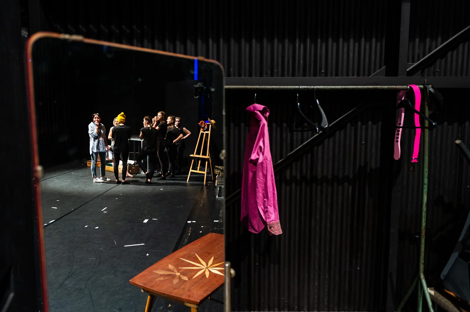 Zittau, 08.06.2018. Gerhart-Hauptmann-Theater Goerlitz-Zittau.
Internationales PASCH-Schuelertheaterfestival.
»Was? Schon 10 Jahre?!?« – Geschichten von der Zeit, wie sie vergeht und was das mit uns macht.
Auf dem abwechslungsreichen viertaegigen Programm steht naturgemaess auch die interkulturelle, spielerische Begegnung der Schuelerinnen und Schueler aus den verschiedenen Laendern.
Das Theaterfestival 2018 wird in Kooperation mit dem Gerhart-Hauptmann-Theater Zittau durchgefuehrt, das ueber langjaehrige internationale Kooperationserfahrungen verfuegt und insbesondere im Rahmen der Initiative J-O-S, die ihren Namen den Initialen der drei markanten Berge des Dreilaenderecks Jested (Jeschken) - Oybin - Sniezka (Schneekoppe) verdankt, junge Theatermacher/innen aus Deutschland, Tschechien und Polen zusammenbringt. Und dieses Jahr spielen – dank PASCH – noch drei weitere Laender Mittelosteuropas mit: die Slowakei, Litauen und schliesslich Ungarn, das mit zwei Theatergruppen der Fit-Schulen Revai Miklos Gimnazium Gyor und Kossuth Lajos Gimnazium Debrecen stark vertreten ist.
Das PASCH-Theaterfestival der Fit-Schulen Mittelosteuropas findet 2018 im Rahmen der Feierlichkeiten zum 10-jaehrigen Jubilaeum der PASCH-Initiative statt.
//Foto: Pawel Sosnowski www.pawelsosnowski.com