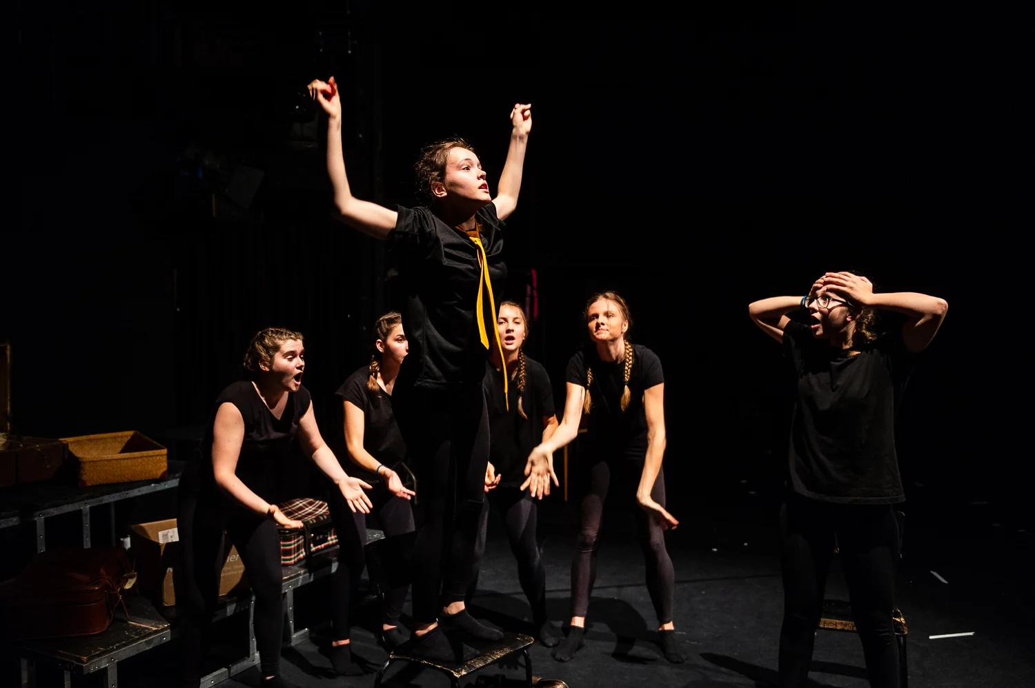 Zittau, 08.06.2018. Gerhart-Hauptmann-Theater Goerlitz-Zittau.
Internationales PASCH-Schuelertheaterfestival.
»Was? Schon 10 Jahre?!?« – Geschichten von der Zeit, wie sie vergeht und was das mit uns macht.
Auf dem abwechslungsreichen viertaegigen Programm steht naturgemaess auch die interkulturelle, spielerische Begegnung der Schuelerinnen und Schueler aus den verschiedenen Laendern.
Das Theaterfestival 2018 wird in Kooperation mit dem Gerhart-Hauptmann-Theater Zittau durchgefuehrt, das ueber langjaehrige internationale Kooperationserfahrungen verfuegt und insbesondere im Rahmen der Initiative J-O-S, die ihren Namen den Initialen der drei markanten Berge des Dreilaenderecks Jested (Jeschken) - Oybin - Sniezka (Schneekoppe) verdankt, junge Theatermacher/innen aus Deutschland, Tschechien und Polen zusammenbringt. Und dieses Jahr spielen – dank PASCH – noch drei weitere Laender Mittelosteuropas mit: die Slowakei, Litauen und schliesslich Ungarn, das mit zwei Theatergruppen der Fit-Schulen Revai Miklos Gimnazium Gyor und Kossuth Lajos Gimnazium Debrecen stark vertreten ist.
Das PASCH-Theaterfestival der Fit-Schulen Mittelosteuropas findet 2018 im Rahmen der Feierlichkeiten zum 10-jaehrigen Jubilaeum der PASCH-Initiative statt.
//Foto: Pawel Sosnowski www.pawelsosnowski.com