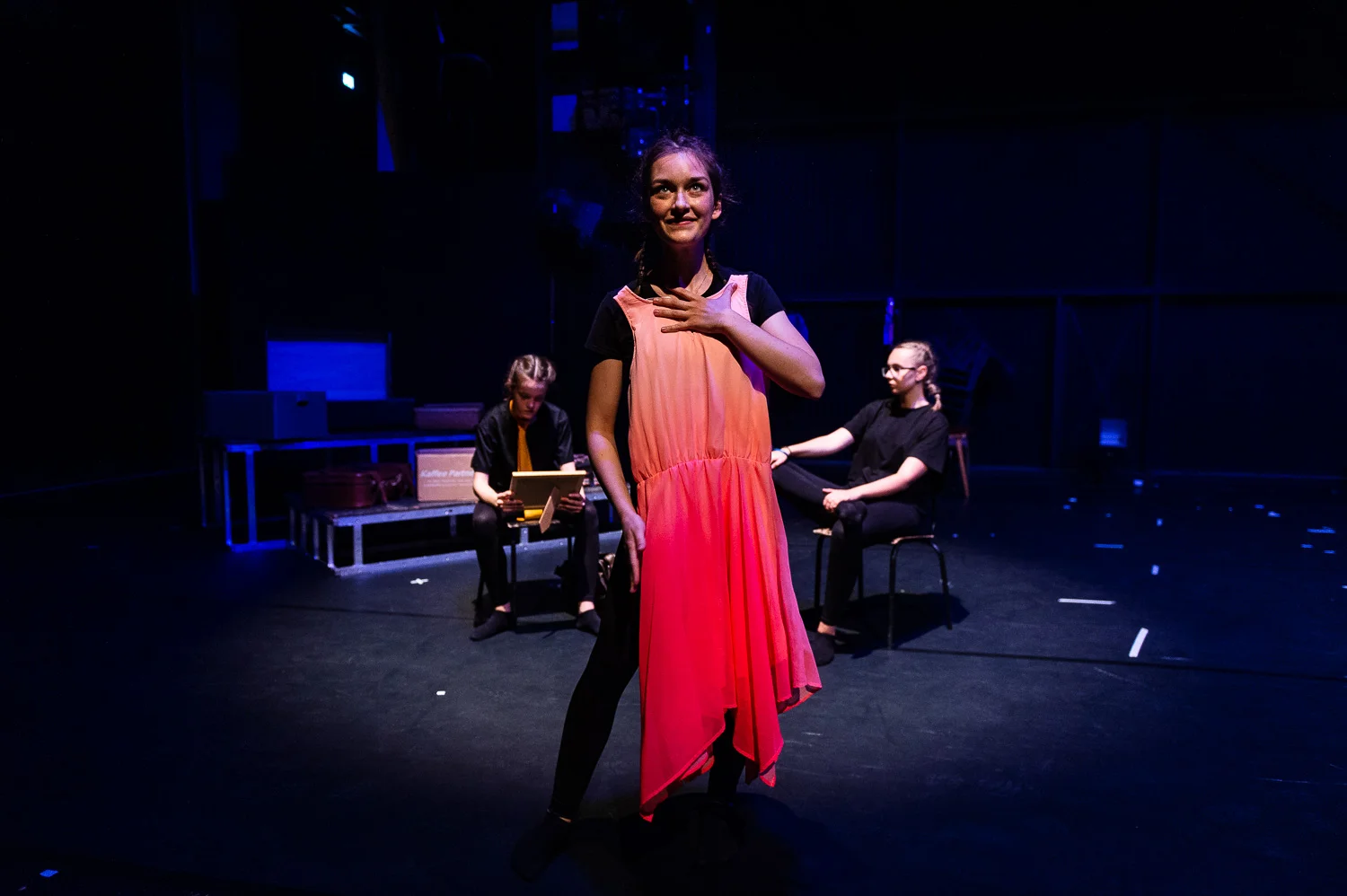 Zittau, 08.06.2018. Gerhart-Hauptmann-Theater Goerlitz-Zittau.
Internationales PASCH-Schuelertheaterfestival.
»Was? Schon 10 Jahre?!?« – Geschichten von der Zeit, wie sie vergeht und was das mit uns macht.
Auf dem abwechslungsreichen viertaegigen Programm steht naturgemaess auch die interkulturelle, spielerische Begegnung der Schuelerinnen und Schueler aus den verschiedenen Laendern.
Das Theaterfestival 2018 wird in Kooperation mit dem Gerhart-Hauptmann-Theater Zittau durchgefuehrt, das ueber langjaehrige internationale Kooperationserfahrungen verfuegt und insbesondere im Rahmen der Initiative J-O-S, die ihren Namen den Initialen der drei markanten Berge des Dreilaenderecks Jested (Jeschken) - Oybin - Sniezka (Schneekoppe) verdankt, junge Theatermacher/innen aus Deutschland, Tschechien und Polen zusammenbringt. Und dieses Jahr spielen – dank PASCH – noch drei weitere Laender Mittelosteuropas mit: die Slowakei, Litauen und schliesslich Ungarn, das mit zwei Theatergruppen der Fit-Schulen Revai Miklos Gimnazium Gyor und Kossuth Lajos Gimnazium Debrecen stark vertreten ist.
Das PASCH-Theaterfestival der Fit-Schulen Mittelosteuropas findet 2018 im Rahmen der Feierlichkeiten zum 10-jaehrigen Jubilaeum der PASCH-Initiative statt.
//Foto: Pawel Sosnowski www.pawelsosnowski.com