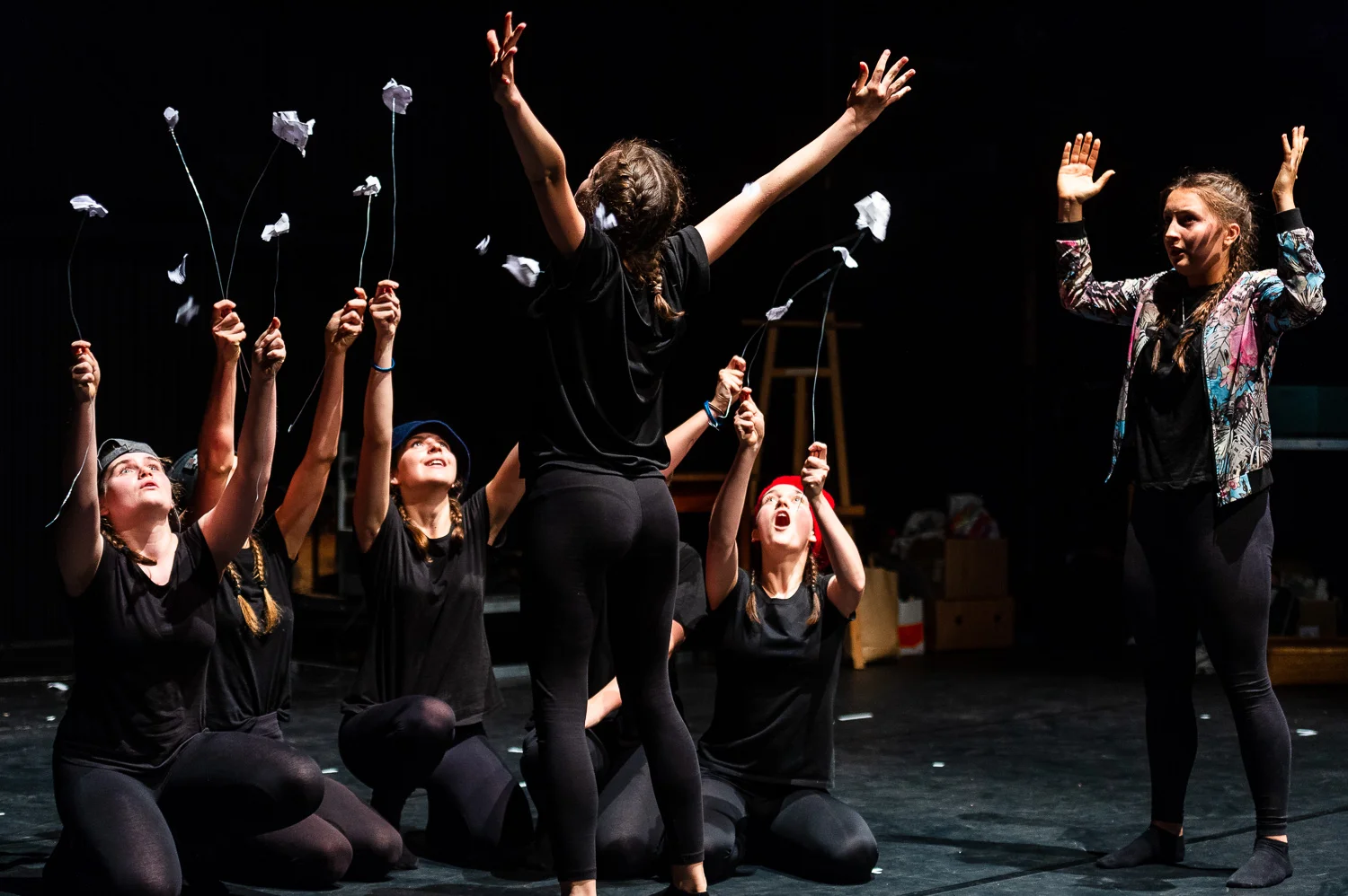 Zittau, 08.06.2018. Gerhart-Hauptmann-Theater Goerlitz-Zittau.
Internationales PASCH-Schuelertheaterfestival.
»Was? Schon 10 Jahre?!?« – Geschichten von der Zeit, wie sie vergeht und was das mit uns macht.
Auf dem abwechslungsreichen viertaegigen Programm steht naturgemaess auch die interkulturelle, spielerische Begegnung der Schuelerinnen und Schueler aus den verschiedenen Laendern.
Das Theaterfestival 2018 wird in Kooperation mit dem Gerhart-Hauptmann-Theater Zittau durchgefuehrt, das ueber langjaehrige internationale Kooperationserfahrungen verfuegt und insbesondere im Rahmen der Initiative J-O-S, die ihren Namen den Initialen der drei markanten Berge des Dreilaenderecks Jested (Jeschken) - Oybin - Sniezka (Schneekoppe) verdankt, junge Theatermacher/innen aus Deutschland, Tschechien und Polen zusammenbringt. Und dieses Jahr spielen – dank PASCH – noch drei weitere Laender Mittelosteuropas mit: die Slowakei, Litauen und schliesslich Ungarn, das mit zwei Theatergruppen der Fit-Schulen Revai Miklos Gimnazium Gyor und Kossuth Lajos Gimnazium Debrecen stark vertreten ist.
Das PASCH-Theaterfestival der Fit-Schulen Mittelosteuropas findet 2018 im Rahmen der Feierlichkeiten zum 10-jaehrigen Jubilaeum der PASCH-Initiative statt.
//Foto: Pawel Sosnowski www.pawelsosnowski.com