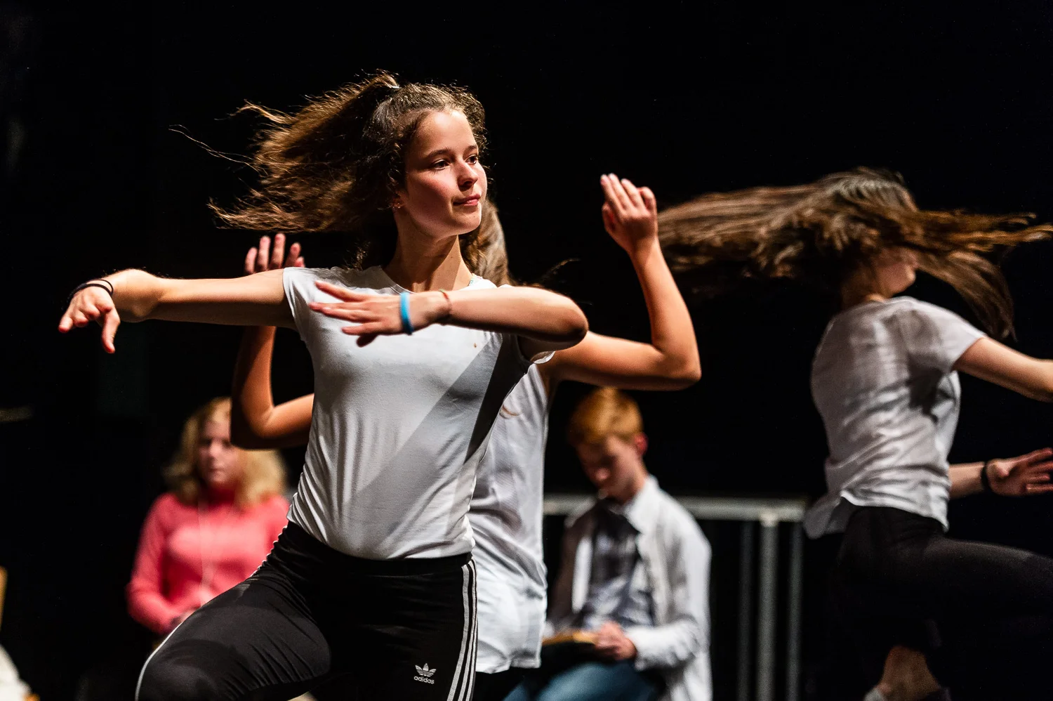 Zittau, 08.06.2018. Gerhart-Hauptmann-Theater Goerlitz-Zittau.
Internationales PASCH-Schuelertheaterfestival.
»Was? Schon 10 Jahre?!?« – Geschichten von der Zeit, wie sie vergeht und was das mit uns macht.
Auf dem abwechslungsreichen viertaegigen Programm steht naturgemaess auch die interkulturelle, spielerische Begegnung der Schuelerinnen und Schueler aus den verschiedenen Laendern.
Das Theaterfestival 2018 wird in Kooperation mit dem Gerhart-Hauptmann-Theater Zittau durchgefuehrt, das ueber langjaehrige internationale Kooperationserfahrungen verfuegt und insbesondere im Rahmen der Initiative J-O-S, die ihren Namen den Initialen der drei markanten Berge des Dreilaenderecks Jested (Jeschken) - Oybin - Sniezka (Schneekoppe) verdankt, junge Theatermacher/innen aus Deutschland, Tschechien und Polen zusammenbringt. Und dieses Jahr spielen – dank PASCH – noch drei weitere Laender Mittelosteuropas mit: die Slowakei, Litauen und schliesslich Ungarn, das mit zwei Theatergruppen der Fit-Schulen Revai Miklos Gimnazium Gyor und Kossuth Lajos Gimnazium Debrecen stark vertreten ist.
Das PASCH-Theaterfestival der Fit-Schulen Mittelosteuropas findet 2018 im Rahmen der Feierlichkeiten zum 10-jaehrigen Jubilaeum der PASCH-Initiative statt.
//Foto: Pawel Sosnowski www.pawelsosnowski.com