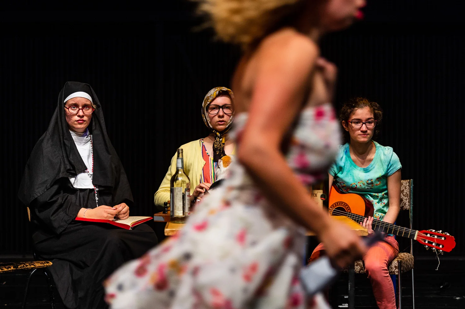 Zittau, 08.06.2018. Gerhart-Hauptmann-Theater Goerlitz-Zittau.
Internationales PASCH-Schuelertheaterfestival.
»Was? Schon 10 Jahre?!?« – Geschichten von der Zeit, wie sie vergeht und was das mit uns macht.
Auf dem abwechslungsreichen viertaegigen Programm steht naturgemaess auch die interkulturelle, spielerische Begegnung der Schuelerinnen und Schueler aus den verschiedenen Laendern.
Das Theaterfestival 2018 wird in Kooperation mit dem Gerhart-Hauptmann-Theater Zittau durchgefuehrt, das ueber langjaehrige internationale Kooperationserfahrungen verfuegt und insbesondere im Rahmen der Initiative J-O-S, die ihren Namen den Initialen der drei markanten Berge des Dreilaenderecks Jested (Jeschken) - Oybin - Sniezka (Schneekoppe) verdankt, junge Theatermacher/innen aus Deutschland, Tschechien und Polen zusammenbringt. Und dieses Jahr spielen – dank PASCH – noch drei weitere Laender Mittelosteuropas mit: die Slowakei, Litauen und schliesslich Ungarn, das mit zwei Theatergruppen der Fit-Schulen Revai Miklos Gimnazium Gyor und Kossuth Lajos Gimnazium Debrecen stark vertreten ist.
Das PASCH-Theaterfestival der Fit-Schulen Mittelosteuropas findet 2018 im Rahmen der Feierlichkeiten zum 10-jaehrigen Jubilaeum der PASCH-Initiative statt.
//Foto: Pawel Sosnowski www.pawelsosnowski.com