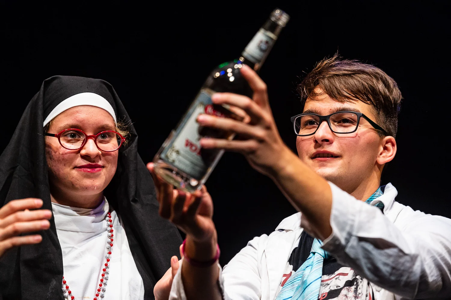 Zittau, 08.06.2018. Gerhart-Hauptmann-Theater Goerlitz-Zittau.
Internationales PASCH-Schuelertheaterfestival.
»Was? Schon 10 Jahre?!?« – Geschichten von der Zeit, wie sie vergeht und was das mit uns macht.
Auf dem abwechslungsreichen viertaegigen Programm steht naturgemaess auch die interkulturelle, spielerische Begegnung der Schuelerinnen und Schueler aus den verschiedenen Laendern.
Das Theaterfestival 2018 wird in Kooperation mit dem Gerhart-Hauptmann-Theater Zittau durchgefuehrt, das ueber langjaehrige internationale Kooperationserfahrungen verfuegt und insbesondere im Rahmen der Initiative J-O-S, die ihren Namen den Initialen der drei markanten Berge des Dreilaenderecks Jested (Jeschken) - Oybin - Sniezka (Schneekoppe) verdankt, junge Theatermacher/innen aus Deutschland, Tschechien und Polen zusammenbringt. Und dieses Jahr spielen – dank PASCH – noch drei weitere Laender Mittelosteuropas mit: die Slowakei, Litauen und schliesslich Ungarn, das mit zwei Theatergruppen der Fit-Schulen Revai Miklos Gimnazium Gyor und Kossuth Lajos Gimnazium Debrecen stark vertreten ist.
Das PASCH-Theaterfestival der Fit-Schulen Mittelosteuropas findet 2018 im Rahmen der Feierlichkeiten zum 10-jaehrigen Jubilaeum der PASCH-Initiative statt.
//Foto: Pawel Sosnowski www.pawelsosnowski.com