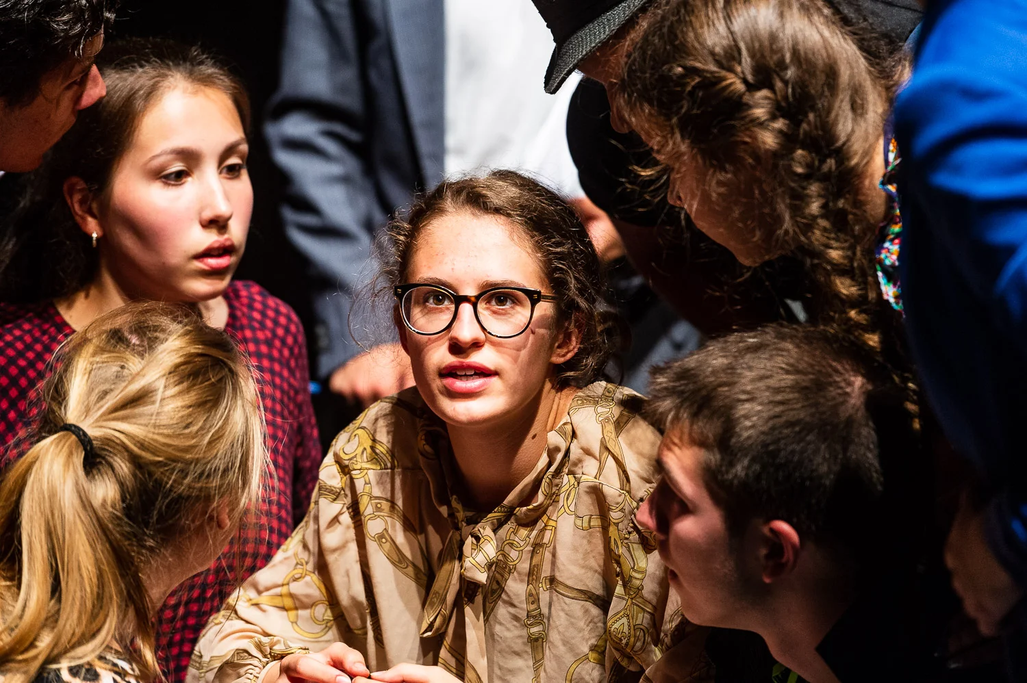 Zittau, 08.06.2018. Gerhart-Hauptmann-Theater Goerlitz-Zittau.
Internationales PASCH-Schuelertheaterfestival.
»Was? Schon 10 Jahre?!?« – Geschichten von der Zeit, wie sie vergeht und was das mit uns macht.
Auf dem abwechslungsreichen viertaegigen Programm steht naturgemaess auch die interkulturelle, spielerische Begegnung der Schuelerinnen und Schueler aus den verschiedenen Laendern.
Das Theaterfestival 2018 wird in Kooperation mit dem Gerhart-Hauptmann-Theater Zittau durchgefuehrt, das ueber langjaehrige internationale Kooperationserfahrungen verfuegt und insbesondere im Rahmen der Initiative J-O-S, die ihren Namen den Initialen der drei markanten Berge des Dreilaenderecks Jested (Jeschken) - Oybin - Sniezka (Schneekoppe) verdankt, junge Theatermacher/innen aus Deutschland, Tschechien und Polen zusammenbringt. Und dieses Jahr spielen – dank PASCH – noch drei weitere Laender Mittelosteuropas mit: die Slowakei, Litauen und schliesslich Ungarn, das mit zwei Theatergruppen der Fit-Schulen Revai Miklos Gimnazium Gyor und Kossuth Lajos Gimnazium Debrecen stark vertreten ist.
Das PASCH-Theaterfestival der Fit-Schulen Mittelosteuropas findet 2018 im Rahmen der Feierlichkeiten zum 10-jaehrigen Jubilaeum der PASCH-Initiative statt.
//Foto: Pawel Sosnowski www.pawelsosnowski.com