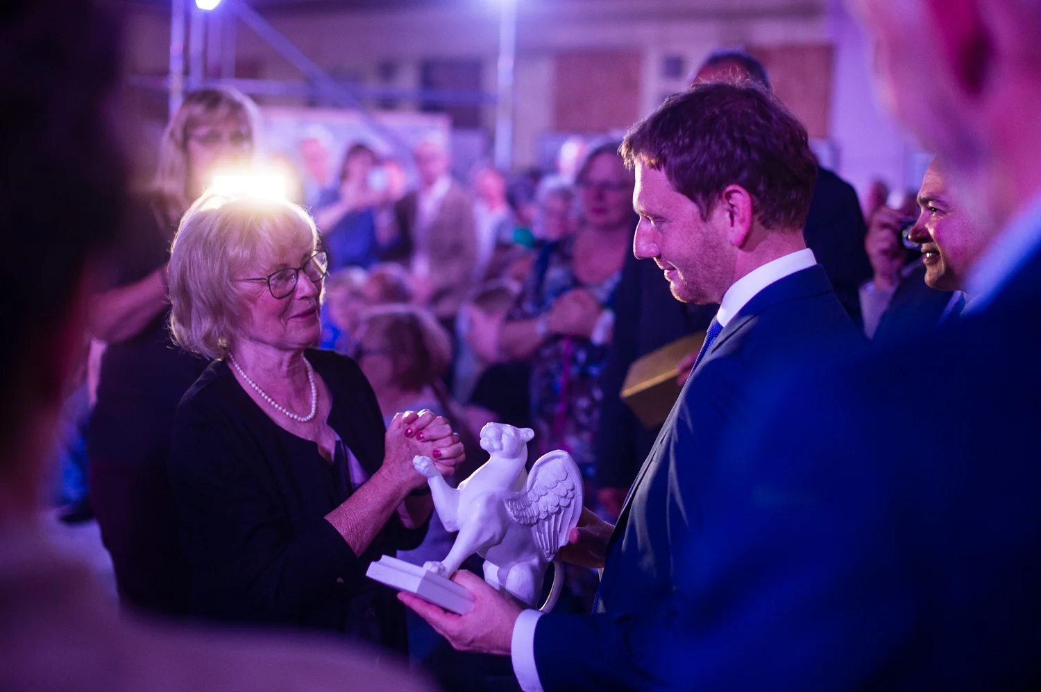 Goerlitz, 13.07.2018.
Ministerpraesident Michael Kretschmer eroeffnet als Schirmherr die Ausstellung „Mythos Europa“ mit ueber 100 Werken von ANTOINETTE in der Stadthalle Goerlitz.
//Foto: Pawel Sosnowski www.pawelsosnowski.com