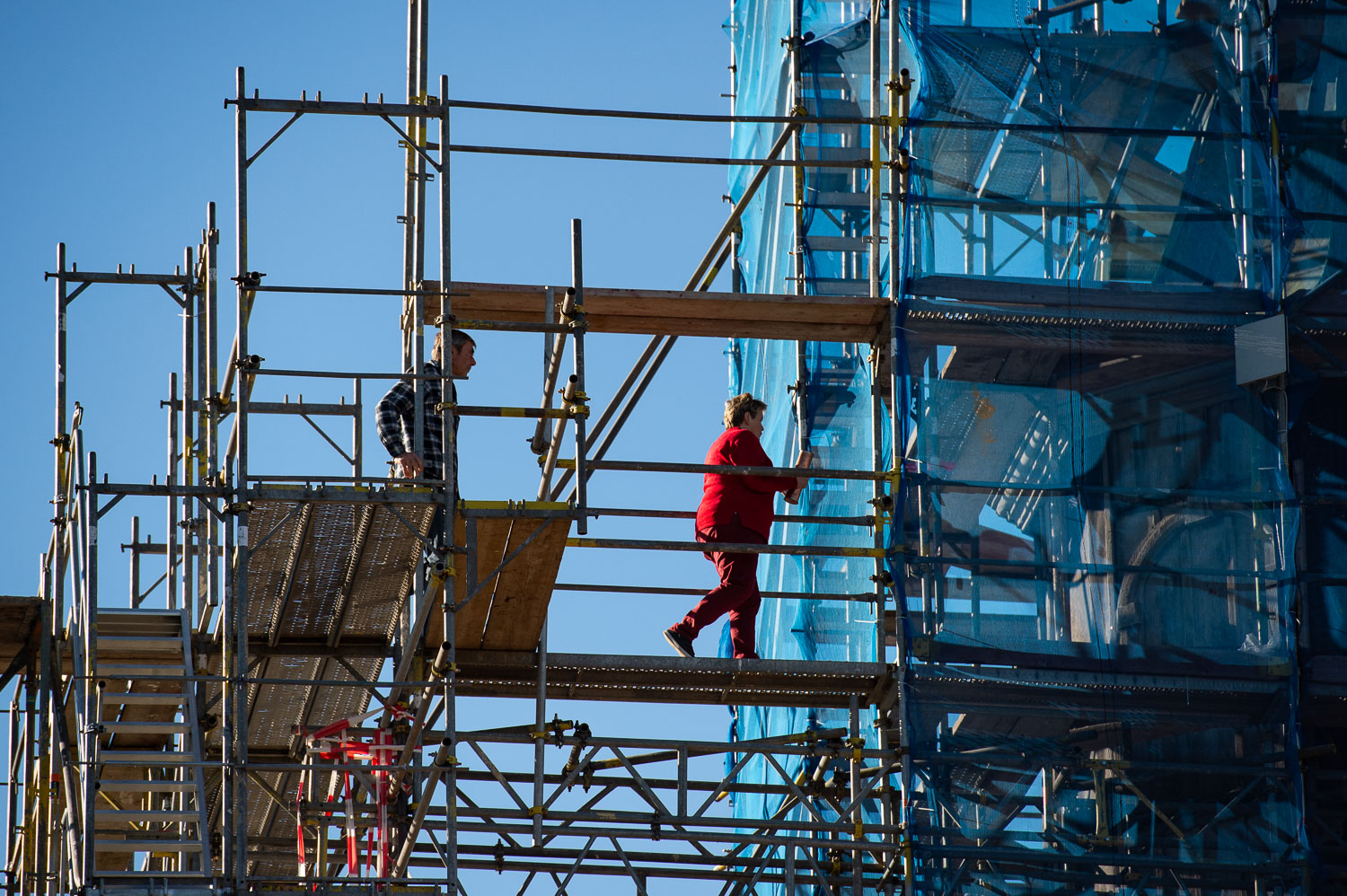  Gersdorf, 31.10.2018. 
Restaurierter Turmkugel wird auf die Kirche in Gersdorf gebracht. Die Kartuschen werden auf den Kirchturm gebracht.
//Foto: Pawel Sosnowski www.pawelsosnowski.com 