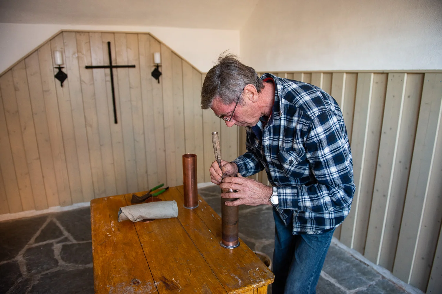 Gersdorf, 31.10.2018.
Restaurierter Turmkugel wird auf die Kirche in Gersdorf gebracht. Die alte Kartusche wird zu gemacht.
//Foto: Pawel Sosnowski www.pawelsosnowski.com