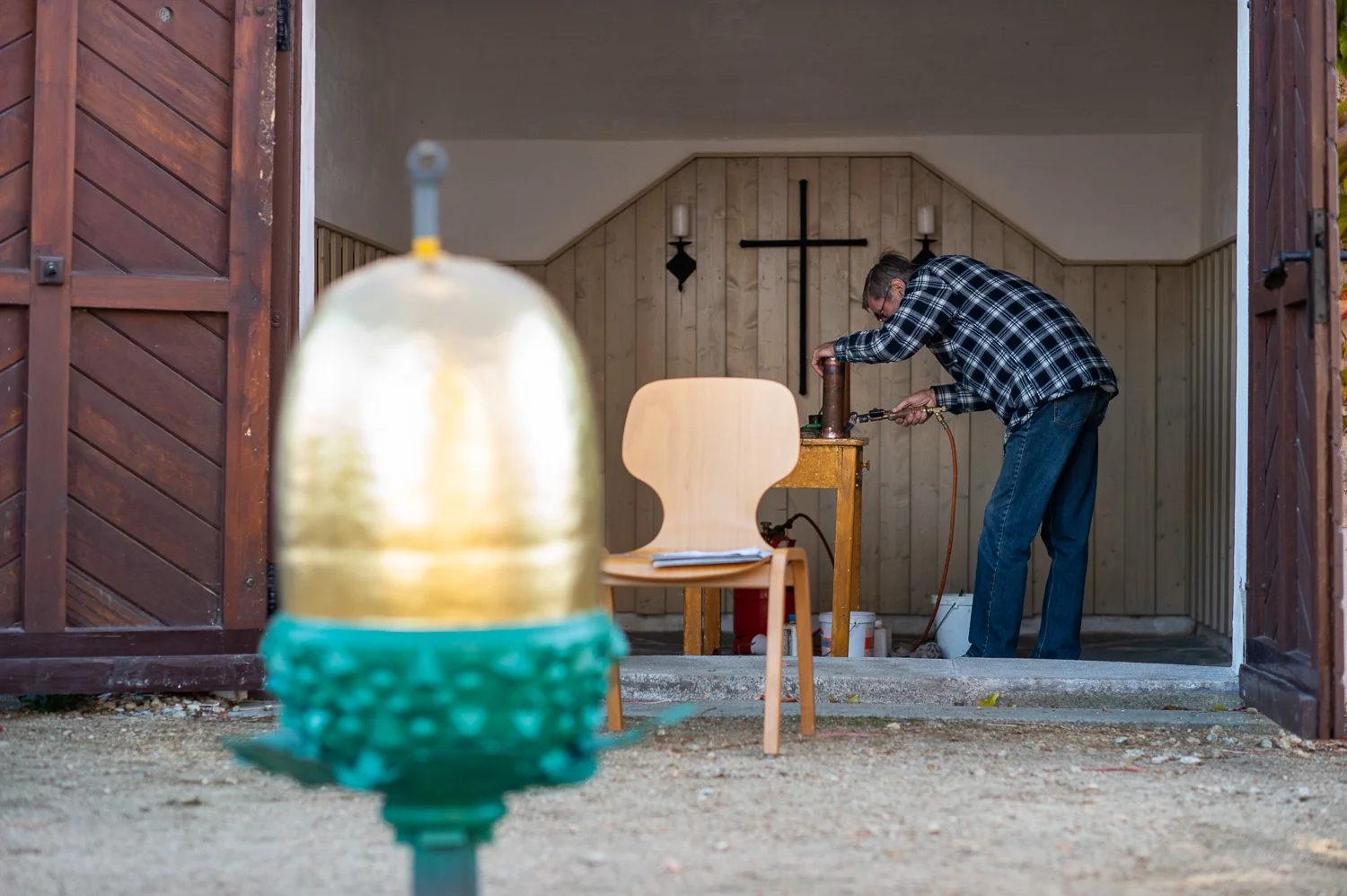 Gersdorf, 31.10.2018.
Restaurierter Turmkugel wird auf die Kirche in Gersdorf gebracht. Die alte und neue Kartusche wird vorbereitet.
//Foto: Pawel Sosnowski www.pawelsosnowski.com