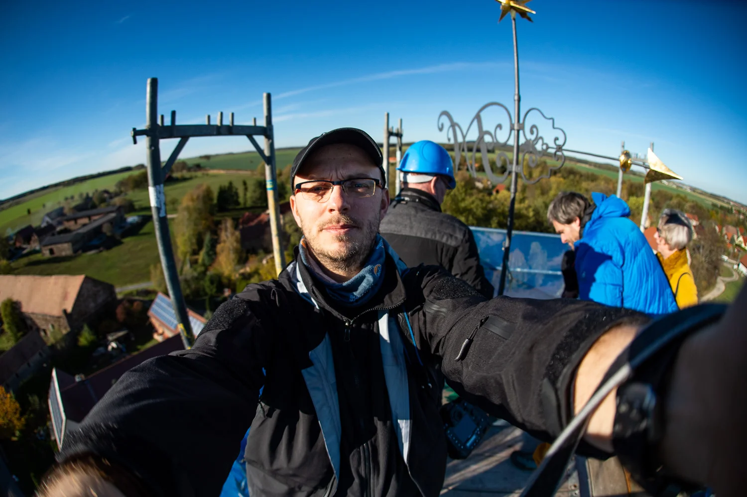 Gersdorf, 31.10.2018.
Restaurierter Turmkugel wird auf die Kirche in Gersdorf gebracht.
//Foto: Pawel Sosnowski www.pawelsosnowski.com