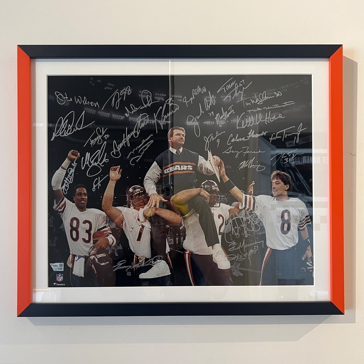 This dual-toned frame featuring two mouldings from @larsonjuhl looks SO good on this signed Bears photo 🧸