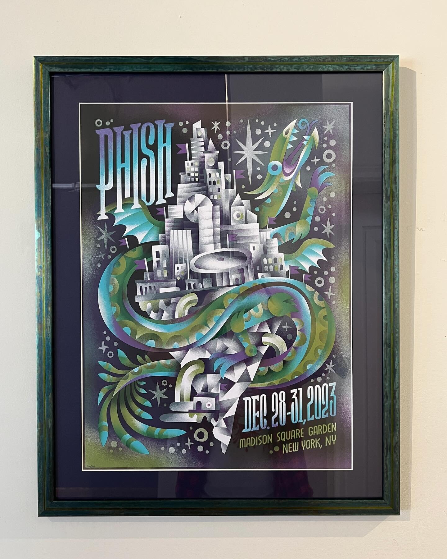 How gorgeous is this frame from @bellamoulding on this awesome green + purple Phish poster?! 🤩