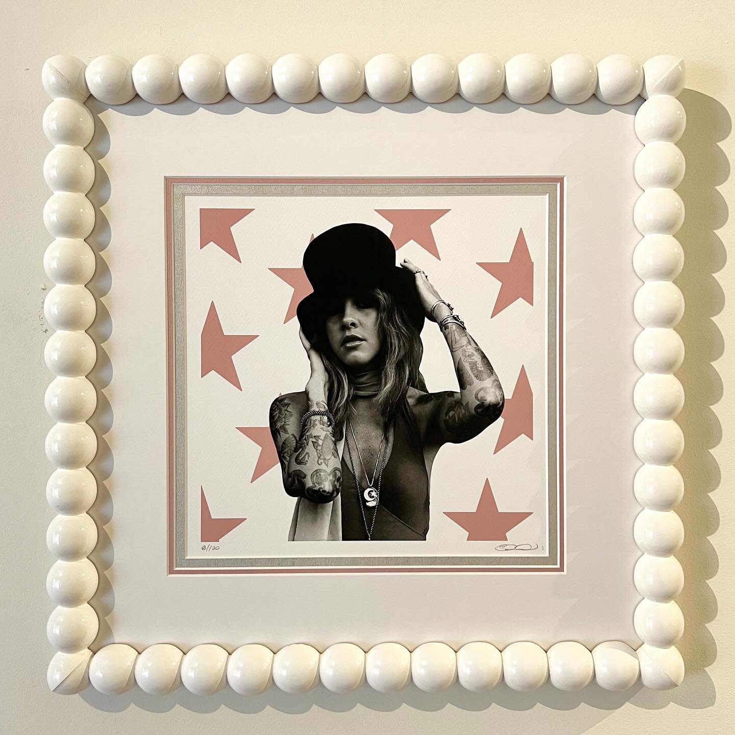 From the triple mat to the unique ball moulding, everything about this frame job for this Stevie Nicks print is absolutely perfect ✨