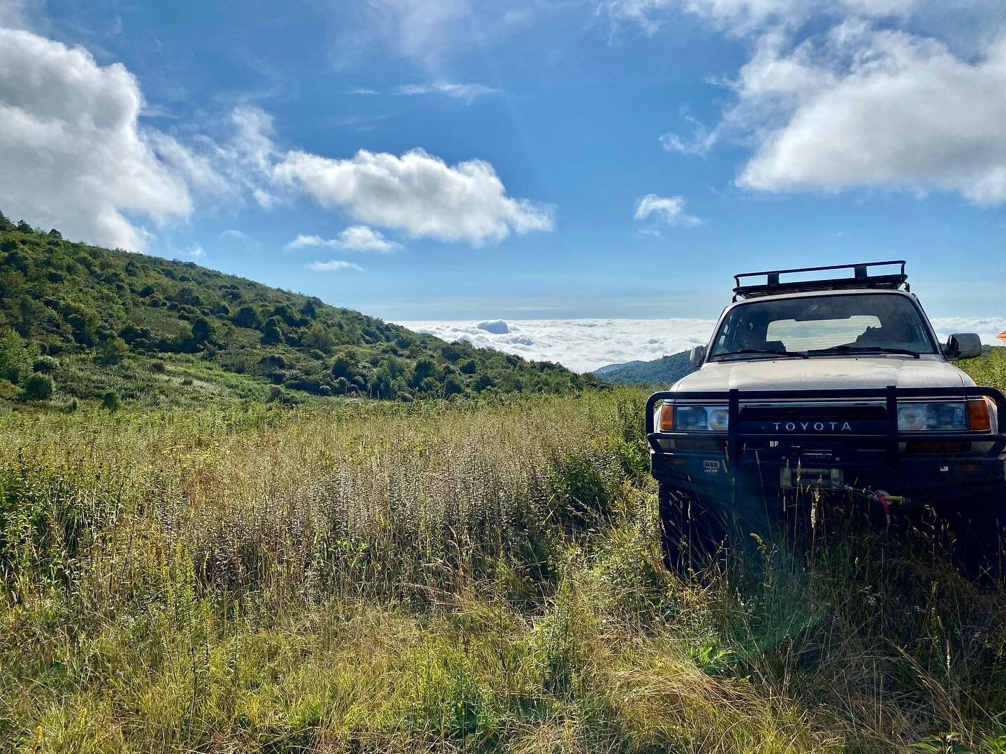 A beautiful time to drive a Land Cruiser. ⛰ #landcruiser #80series #toyota #mountainlife #overland #toyotagram #offroad #letsgoplaces #ohwhatafeeling #ih8mud