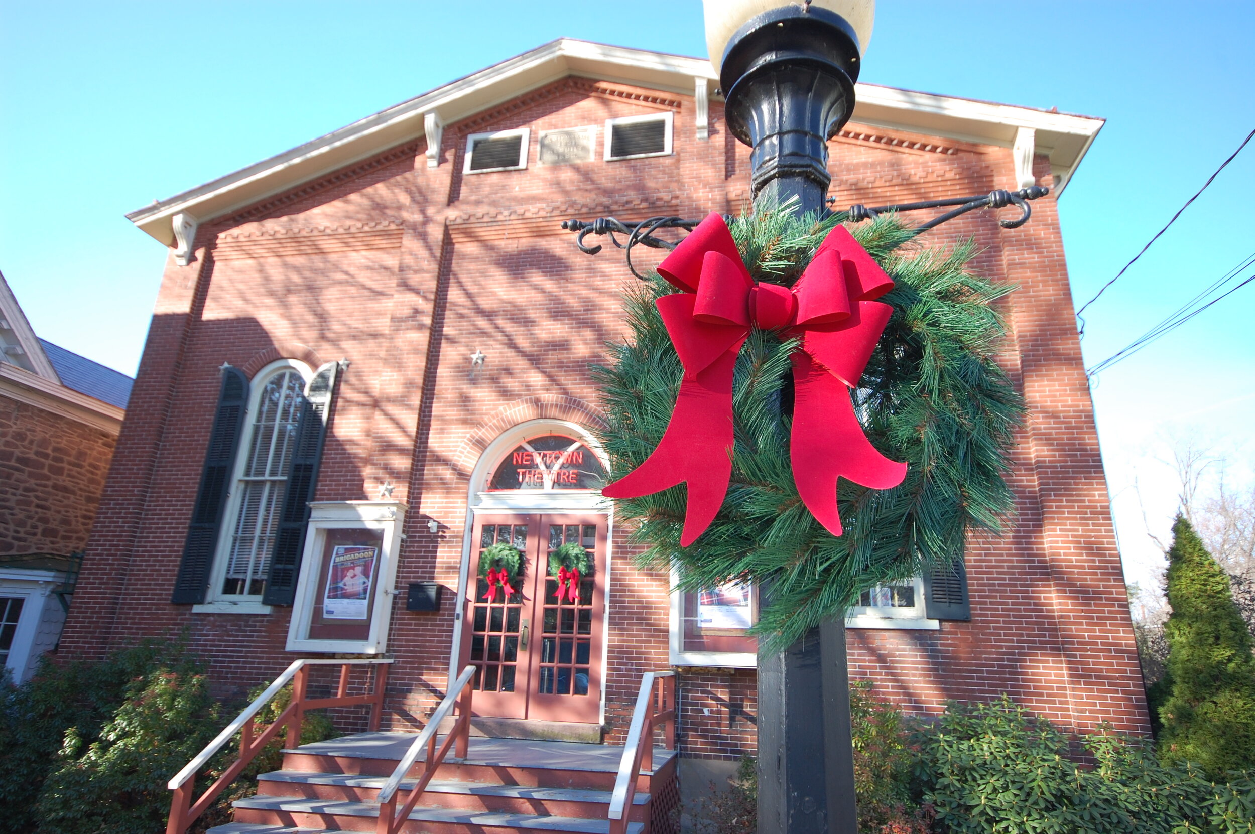 Wreath on light post.JPG