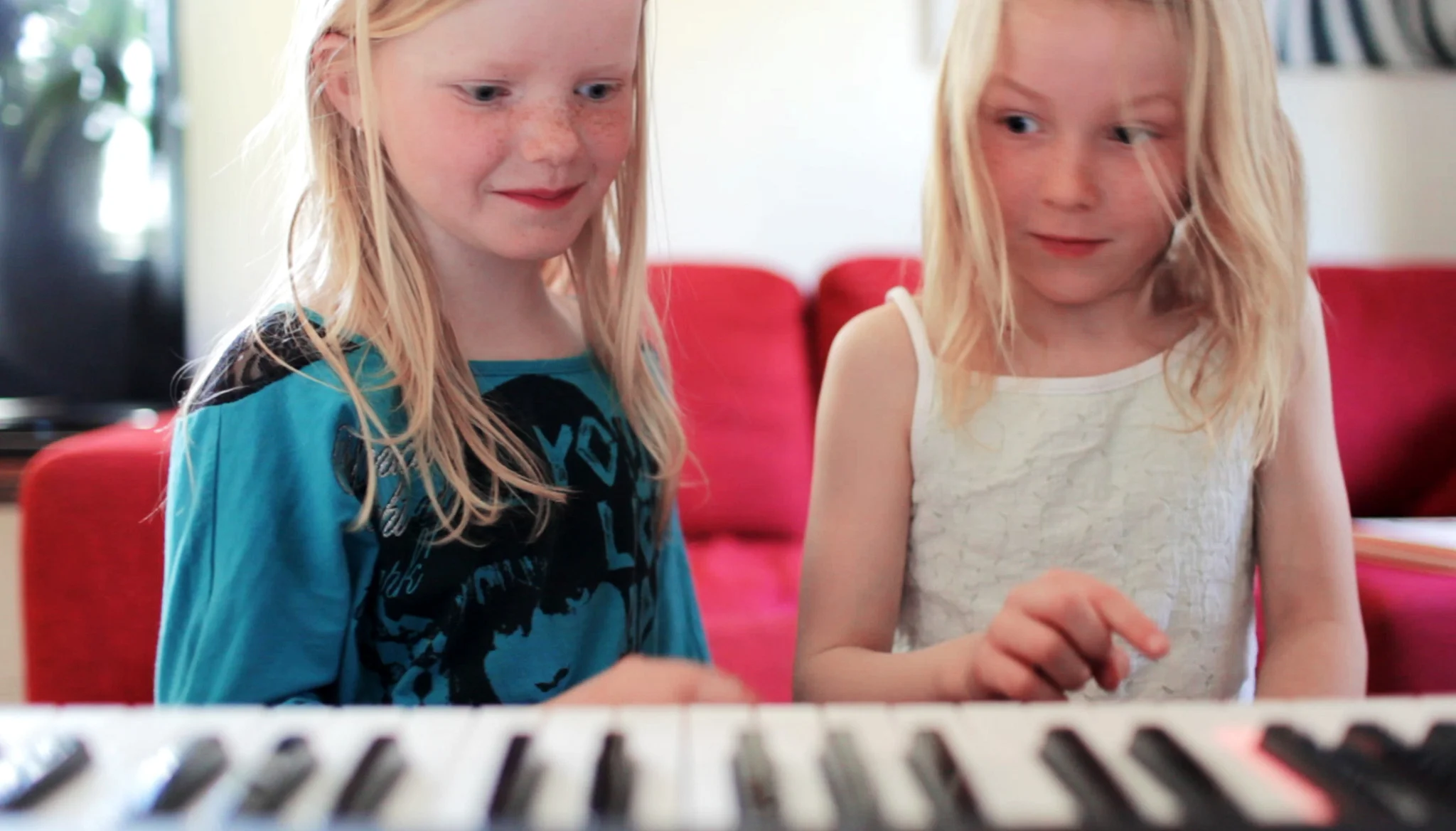 1_piano play girls HR4_o.jpg