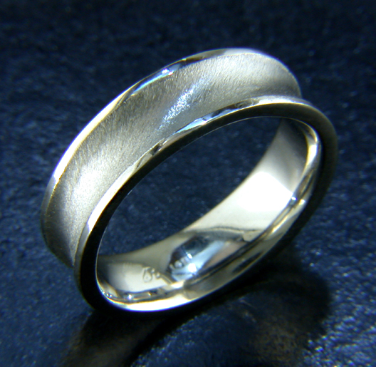 JamesBradshaw-Goldsmith-Gold-and-Diamond-Bandring12.jpeg