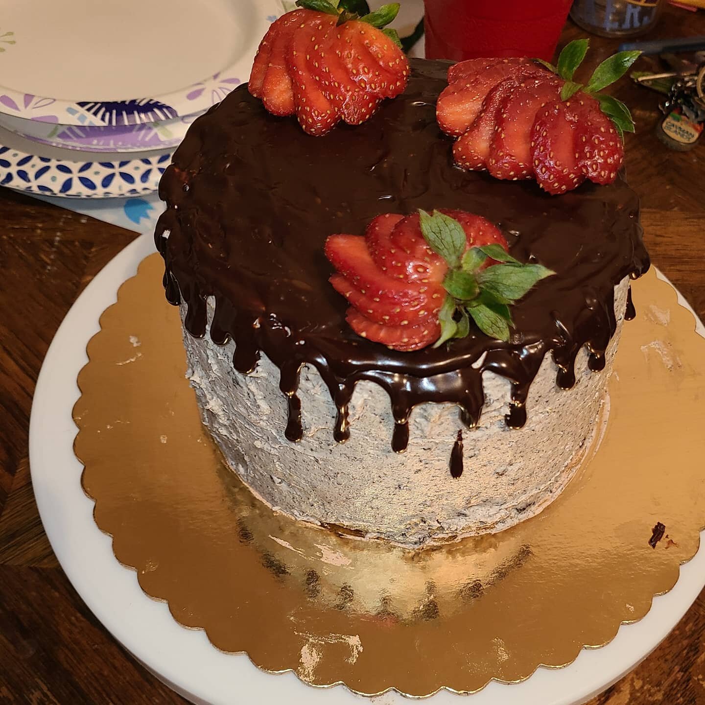 OREO BUTTER CREAMCAKE W. STRAWBERRY TOPPING &amp; CHOCOLATE GANACHE