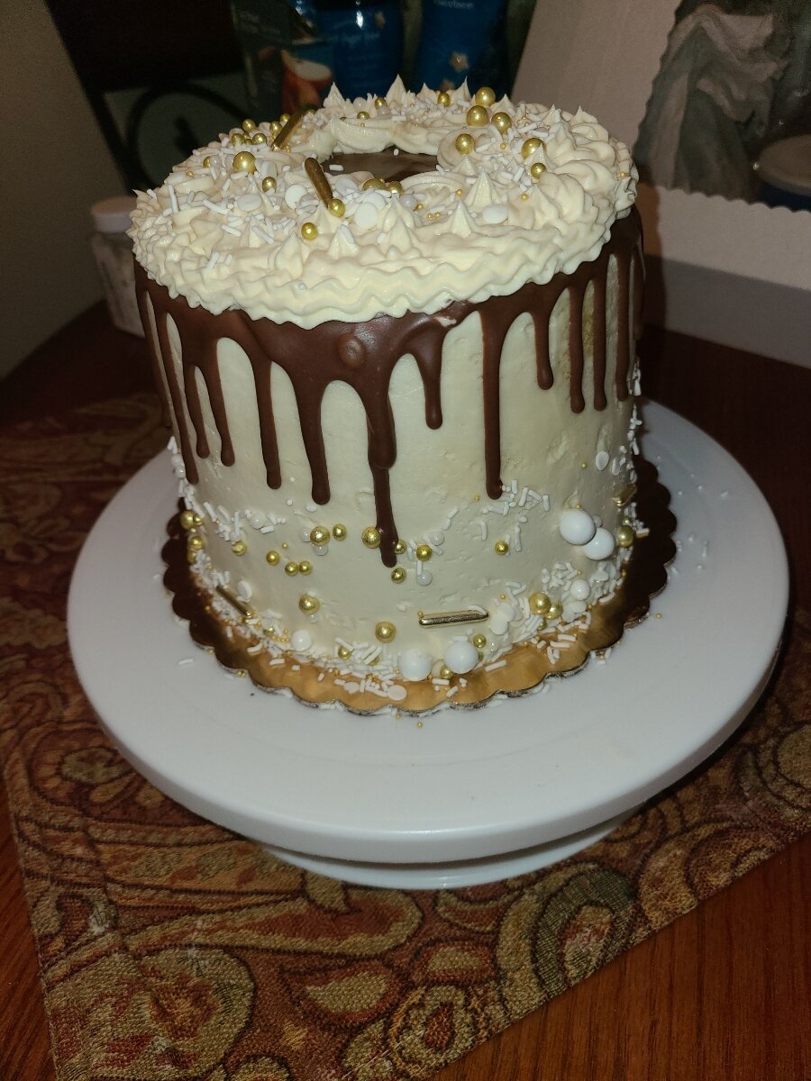 Vanilla Bean Cake w. Vanilla Buttercream &amp; Chocolate Ganache Drip Cake