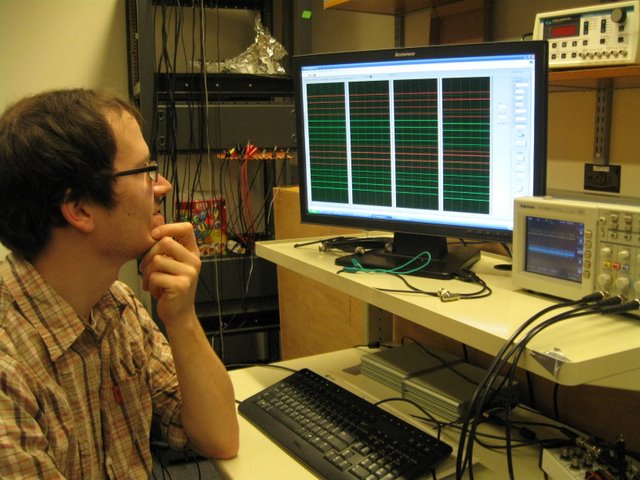 Meister Lab: Tobi Sutz is using one of a collection of programs created to record and visualize 64 channels of electrophysiological data. This particular program works with a wired version of the Litke device.