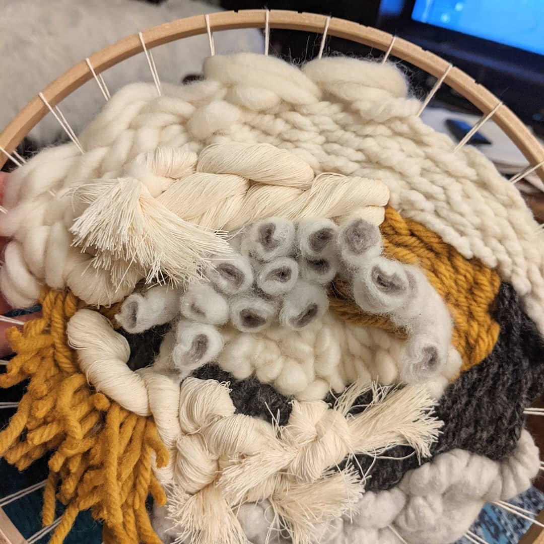 Weaving a roundie!! I'm loving it. It fits my organic texture overload style, and I can do what I want.  I DO WHAT I WANT! (bonus points to me for it not turning out looking like a butthole). 

#weaveweird
#texture
#textiles
#fiberart
#chattanooga
