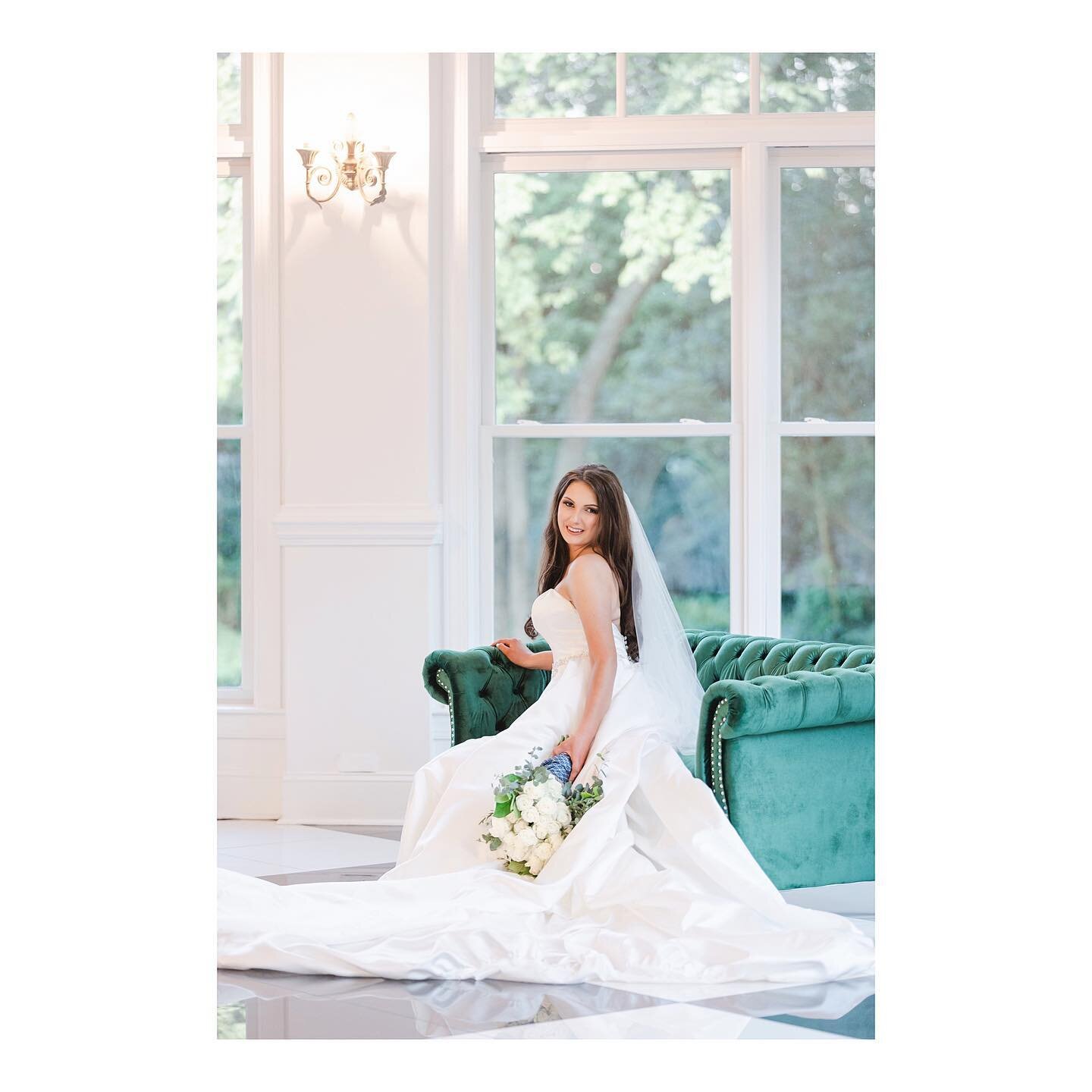 The interior of The Grande Victorian is just as beautiful as the exterior, but Alannah in her bridal gown is the real showstopper!
.
.
@alannahgrennlee22 
@thegrandevictorian 
@lakensmithmua 
.
.
.
.
#thegrandevictorian #monroenc #bridalgown #bridalp