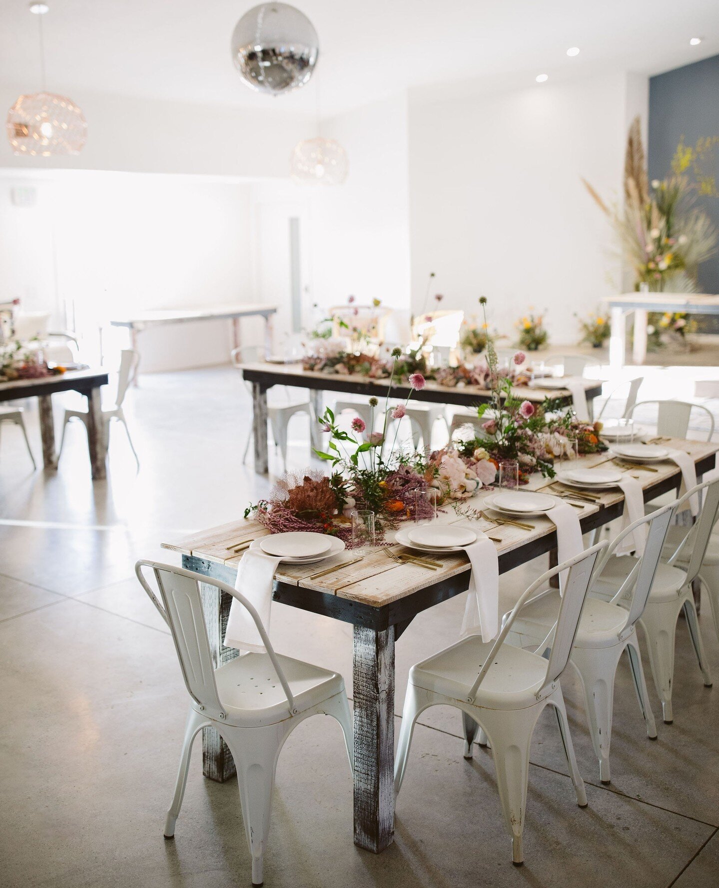 An intimate dinner party in our Sanctuary interior space ✨⁠
@theshalomimaginative ⁠
@heartthrobweddings ⁠
@cobralily ⁠
@tumbleweedsanctuary ⁠
@mihocateringco ⁠
@sigpartyrentals ⁠
@dartcollective ⁠
@leiraproductions ⁠
@revido_officiating ⁠
@cardifftra