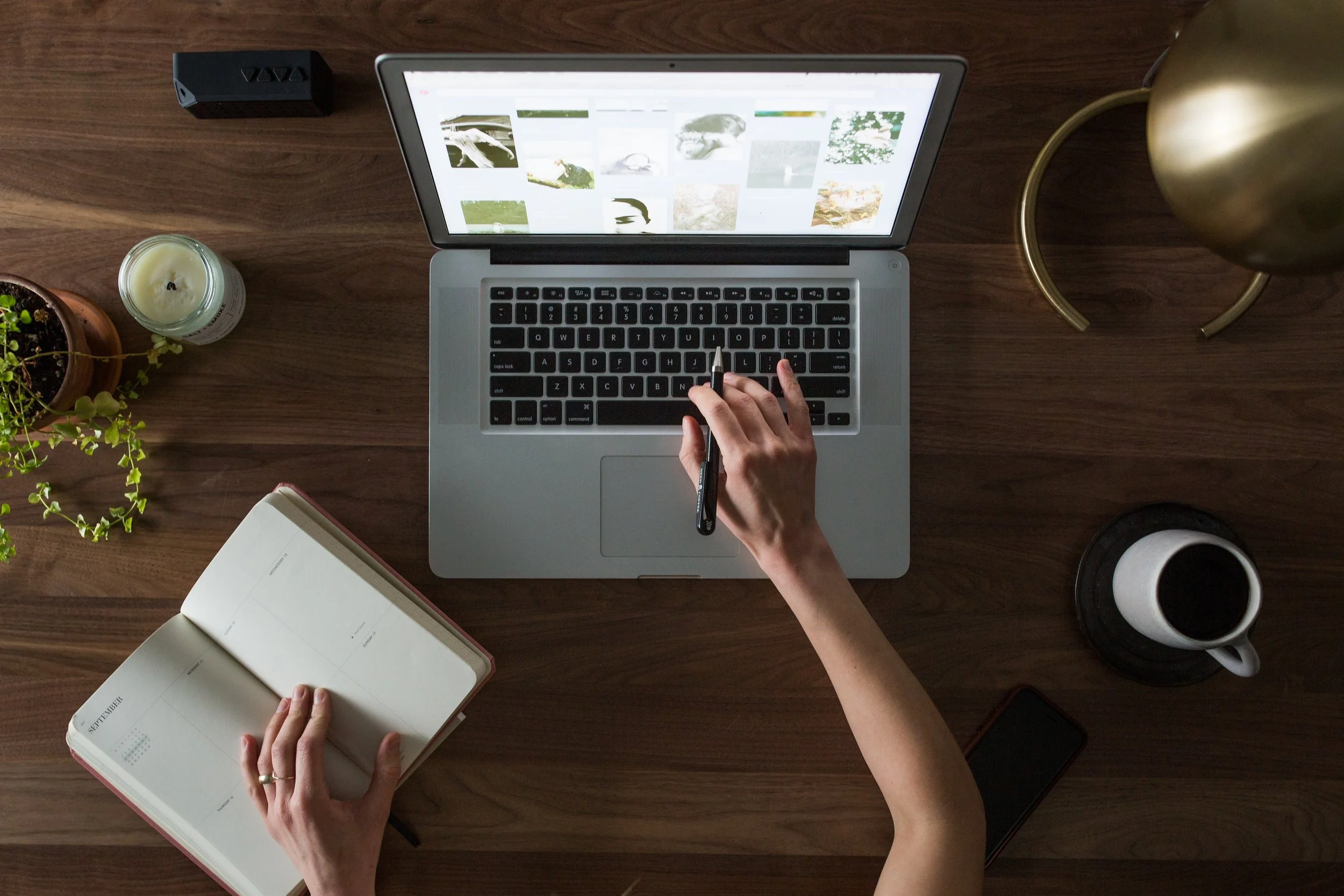 computer-desk-hand-374631.jpg