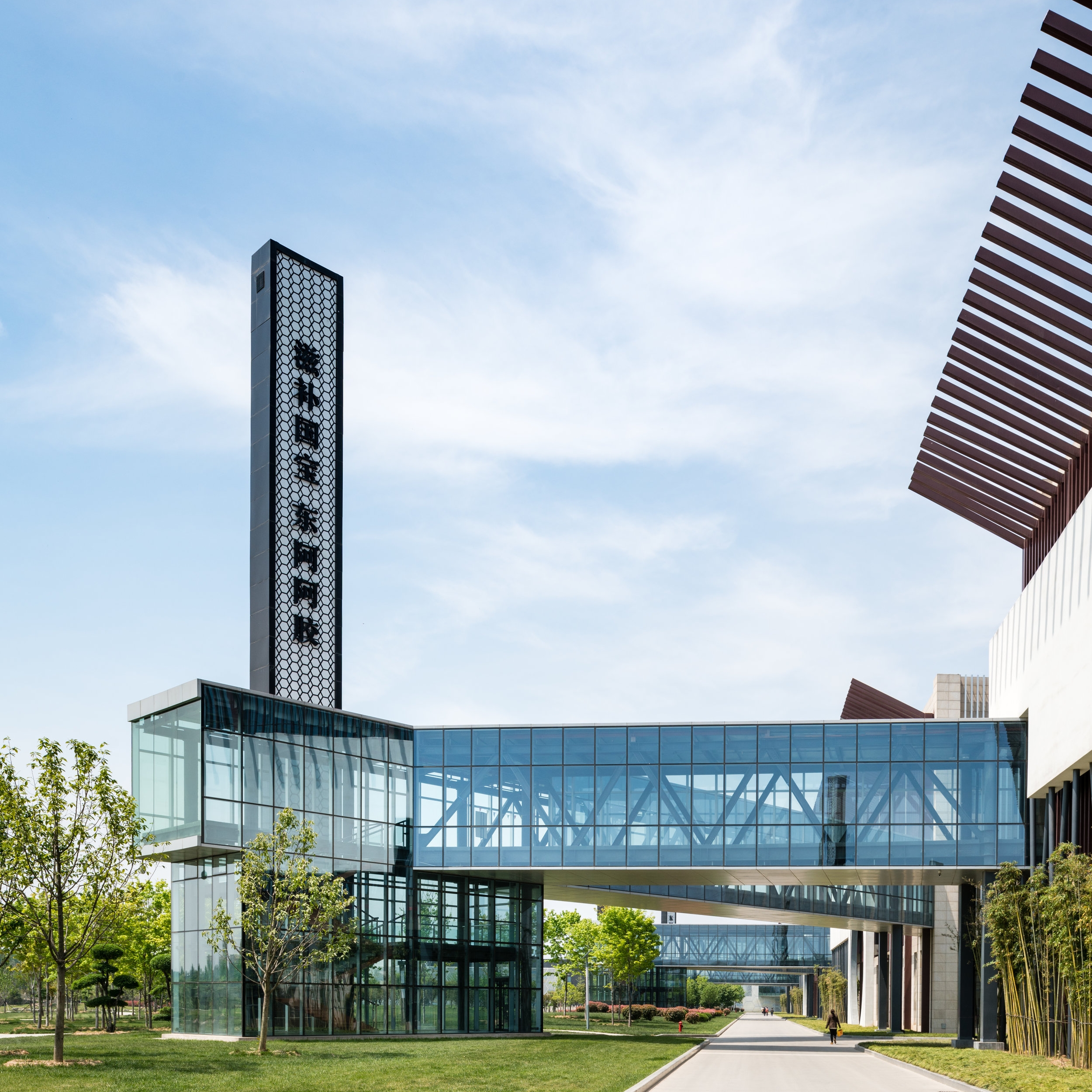 DEEJ Campus featured