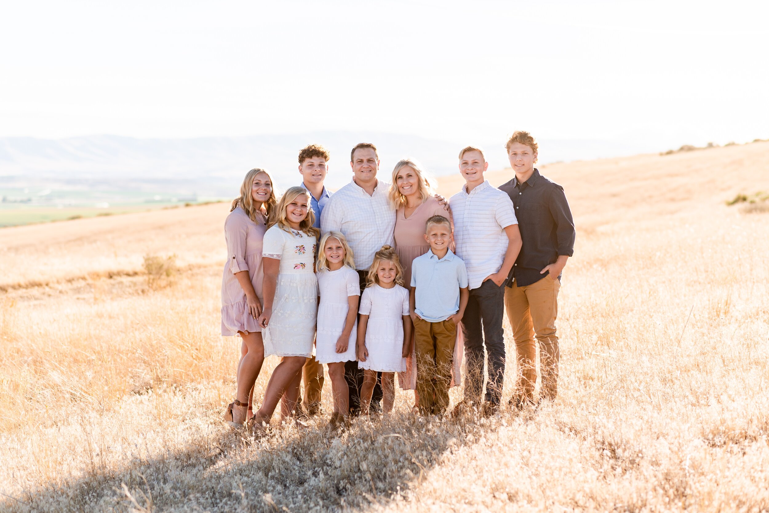 Royal City Large Family Session - Family of 10 Pose - What to Wear to Family Photos - Royal City Family Photographer - Tri Cities Family Photographer - Morgan Tayler Photo &amp; Design