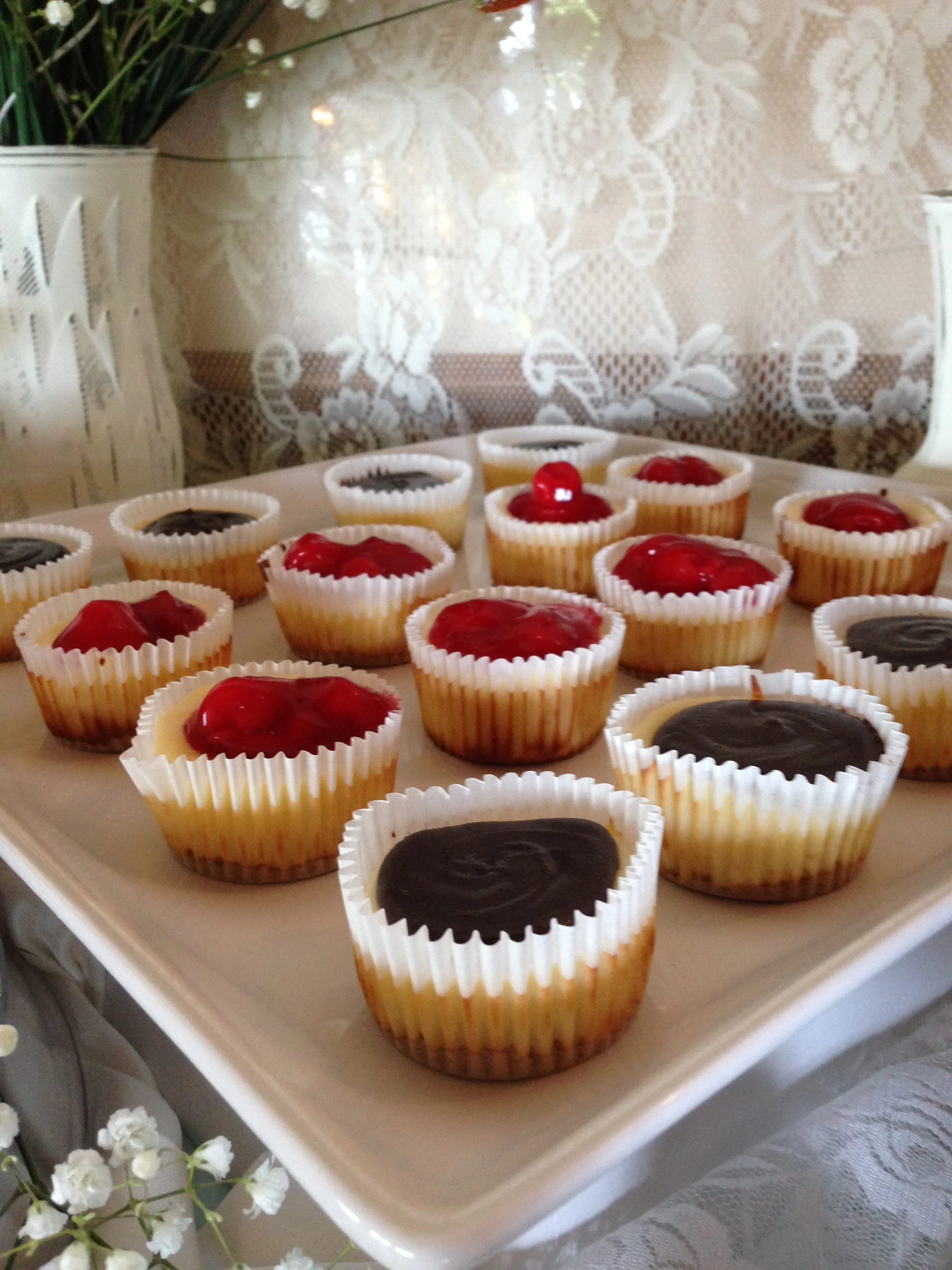 mini cheesecakes with toppings