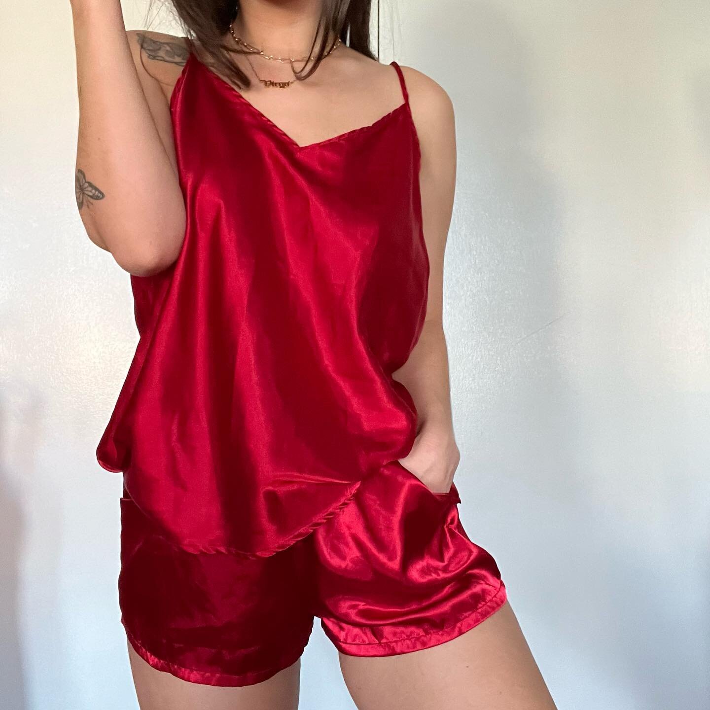 &hearts;️ This lil pj set with pockets is the perfect Christmas morning look (and also with boots at the bar cause why not) Size marked XL, shown as a comfy fit on me, a medium. &bull; $40 shipped &bull; dm to claim #shopsecondhand #vintagelingerie